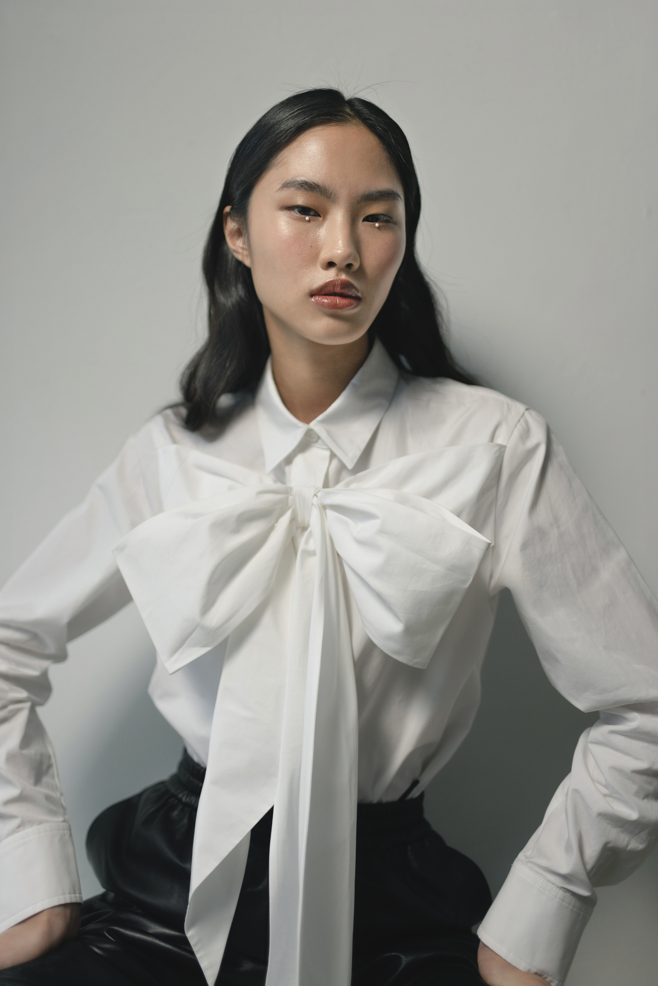 白色蝴蝶結襯衫 價格店洽/黑色皮褲 價格店洽 all by Louis Vuitton