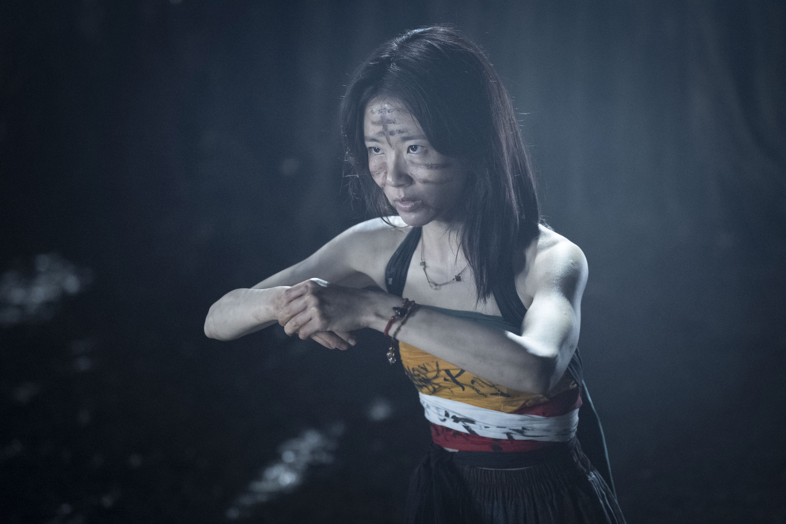 許安植接下重擔，把繁複的咒語和步伐練得滾瓜爛熟，威亞吊到滿身瘀青，甚至連二頭肌與手臂肌肉線條都練出來。（華影提供）