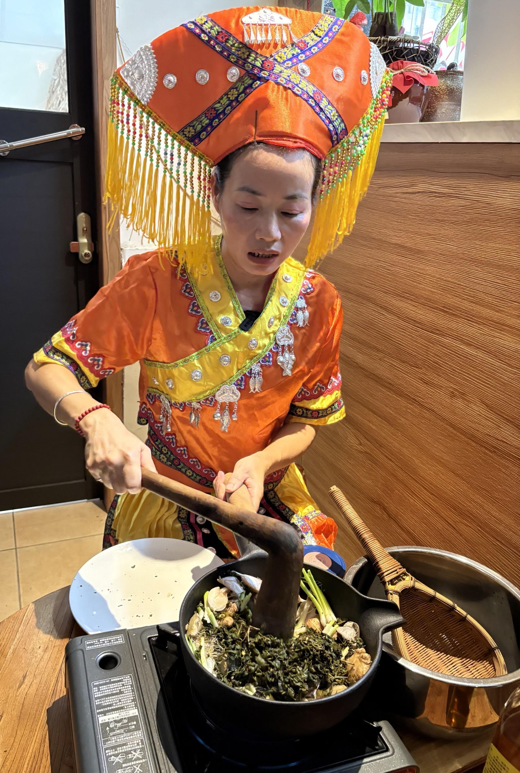 講師蔣萌以阿里山烏龍茶為原料製作油茶。。(移民署提供)