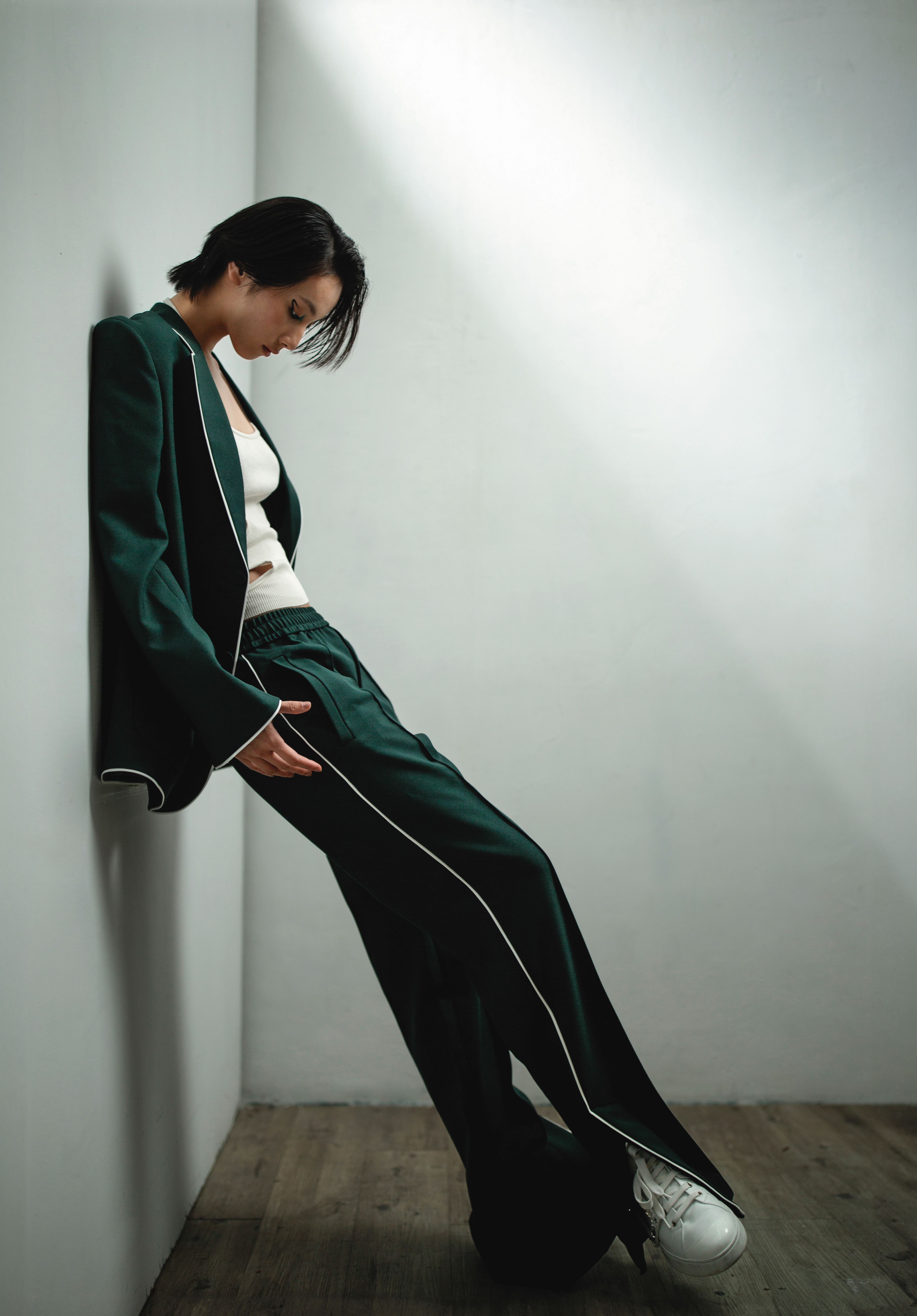 徽章正裝夾克 NT$76,500 by GUCCI／白色背心 價格店洽 by CELINE HOMME／側邊線條長褲 NT$40,500 by GUCCI／Viv Skate白色小羊皮鑽扣休閒鞋 NT$56,000 by Roger Vivier