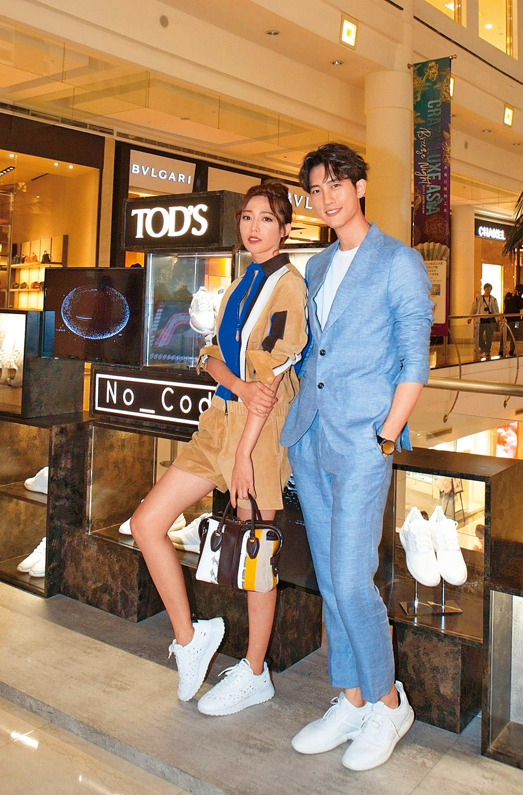 范姜彥豐（右）在還沒結婚前，是經紀公司的頭牌男模，也是精品愛用模特兒。左為王心恬。（翻攝自網路）