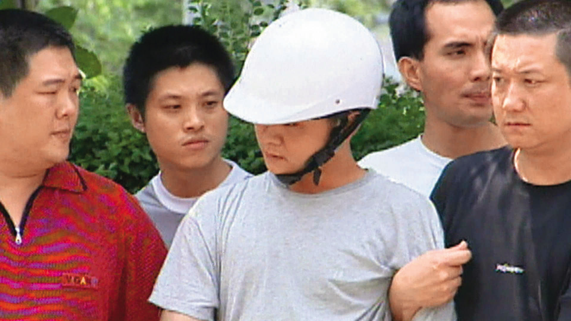 士兵郭慶和（中）勒斃張女後姦屍，最後因胸口抓痕露餡，俯首認罪。（東森新聞提供）