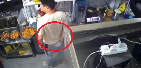 中國一家炸雞店員工,手伸進褲子裡狂抓,沒洗手後繼續打包食物。(翻攝自微博)