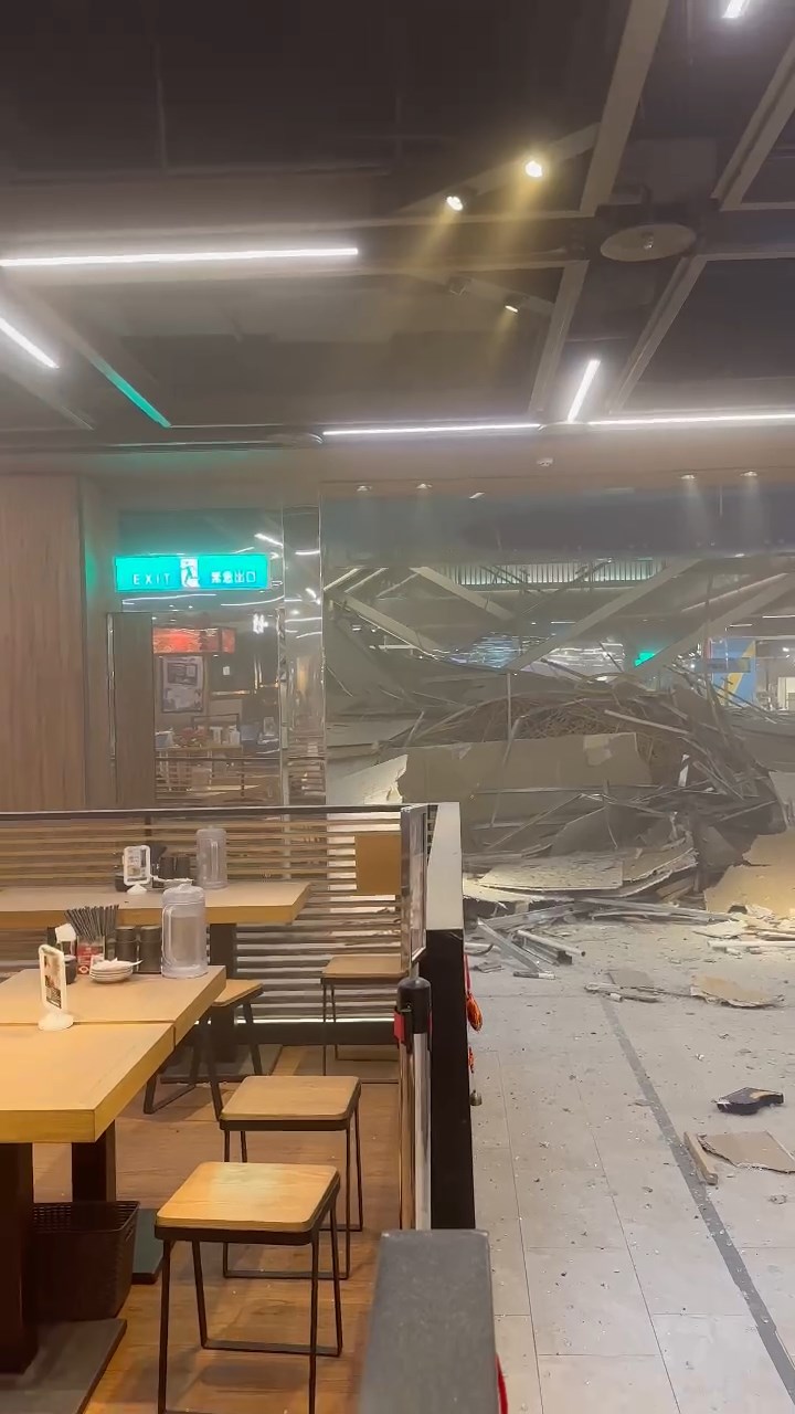 台中新光三越美食街發生氣爆,現場一片混亂。(民眾提供)