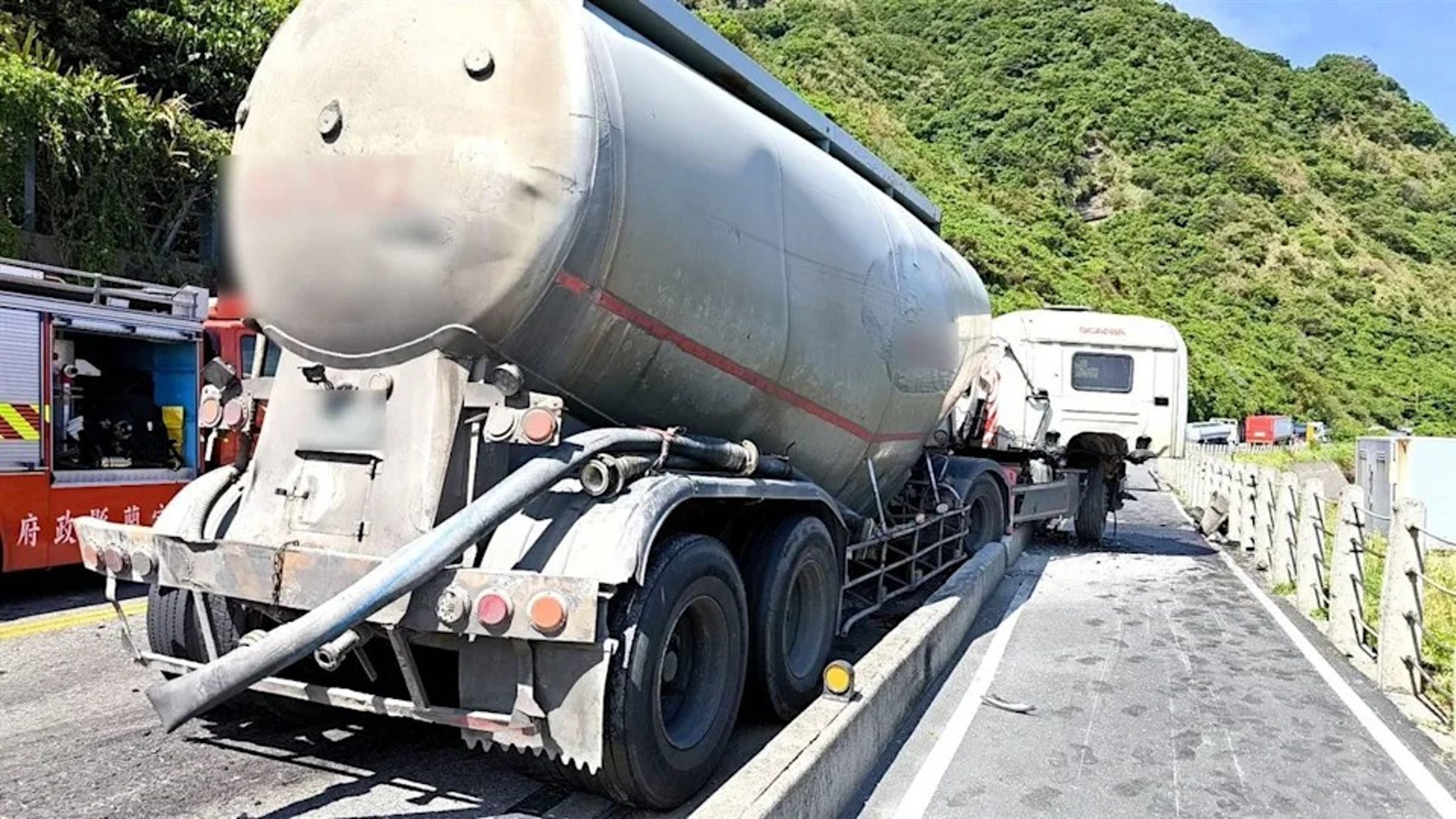 1輛油罐車、砂石車及聯結車,不明原因發生追撞。(翻攝畫面)
