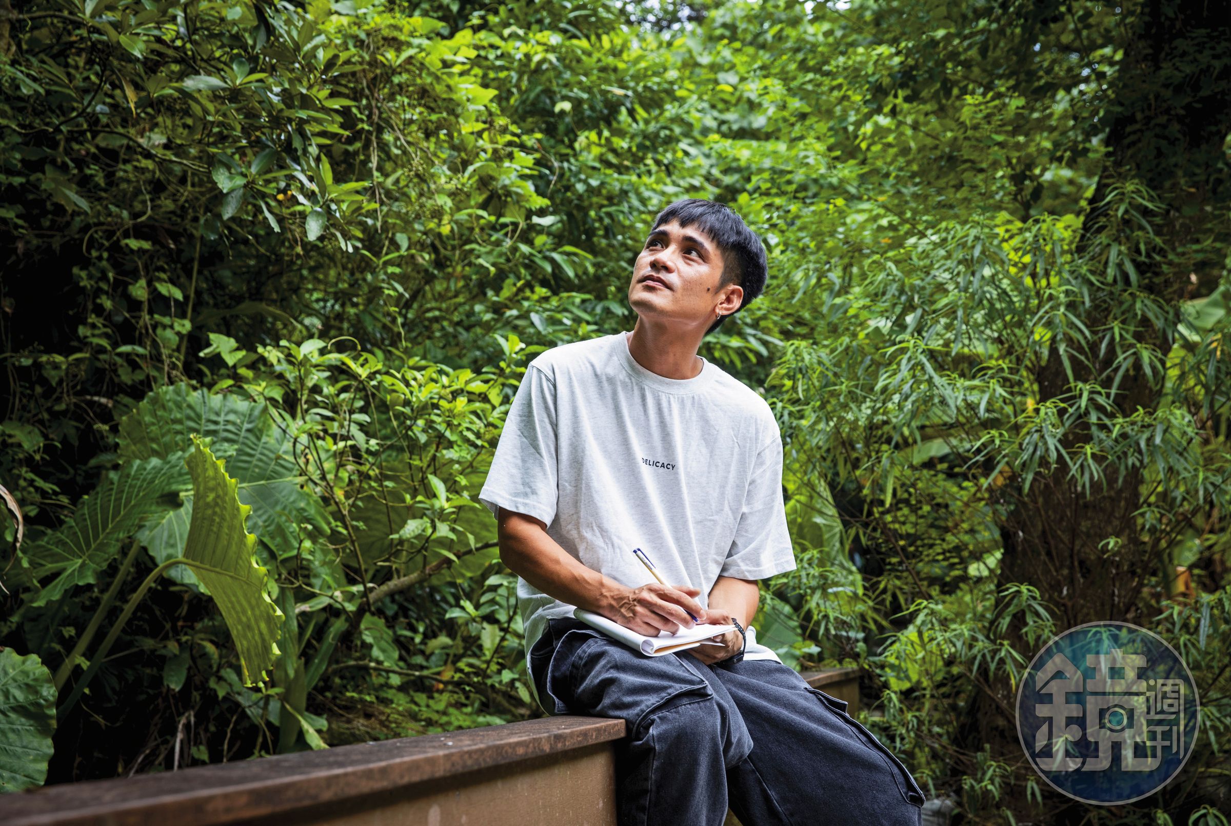 拍攝約在台北市富陽自然生態公園，Apyang信手捻來植物名，姑婆芋、月桃、山蘇、觀音座蓮、咬人狗，不一而足。