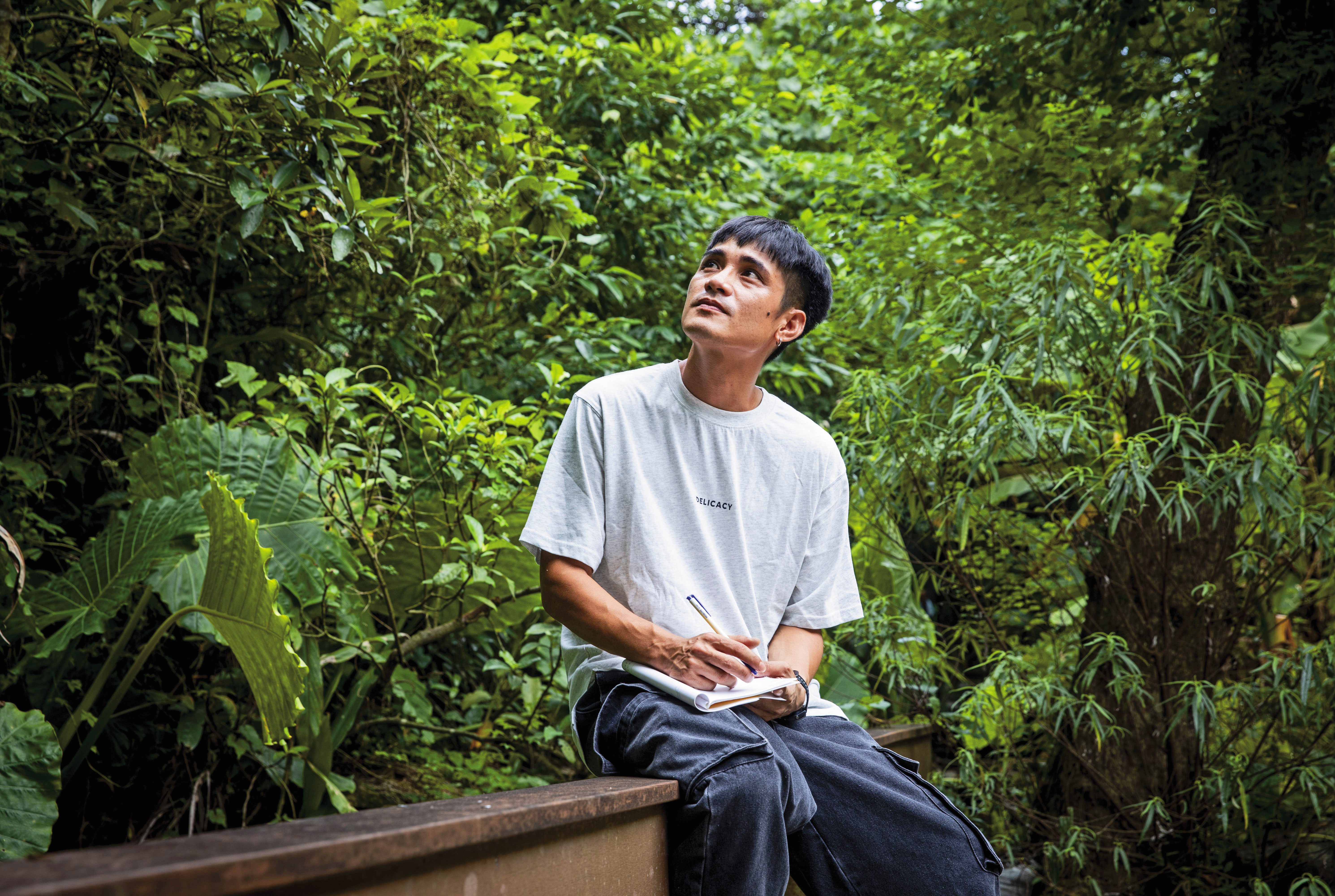 拍攝約在台北市富陽自然生態公園，Apyang信手捻來植物名，姑婆芋、月桃、山蘇、觀音座蓮、咬人狗，不一而足。