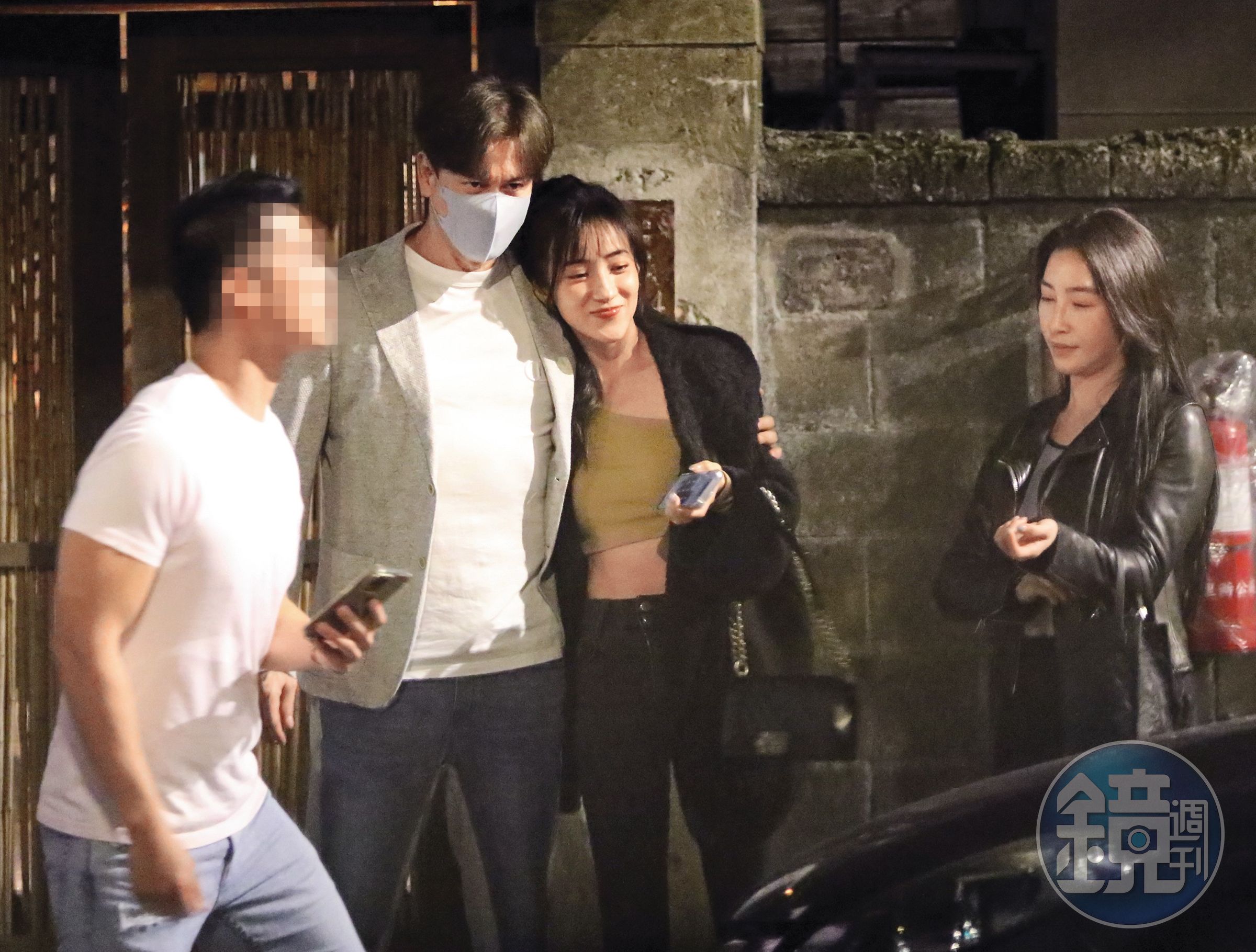 4/8 21：29 眾人站在居酒屋門口等車，夏宇禾（右二）看來對李聖傑（左二）很主動。