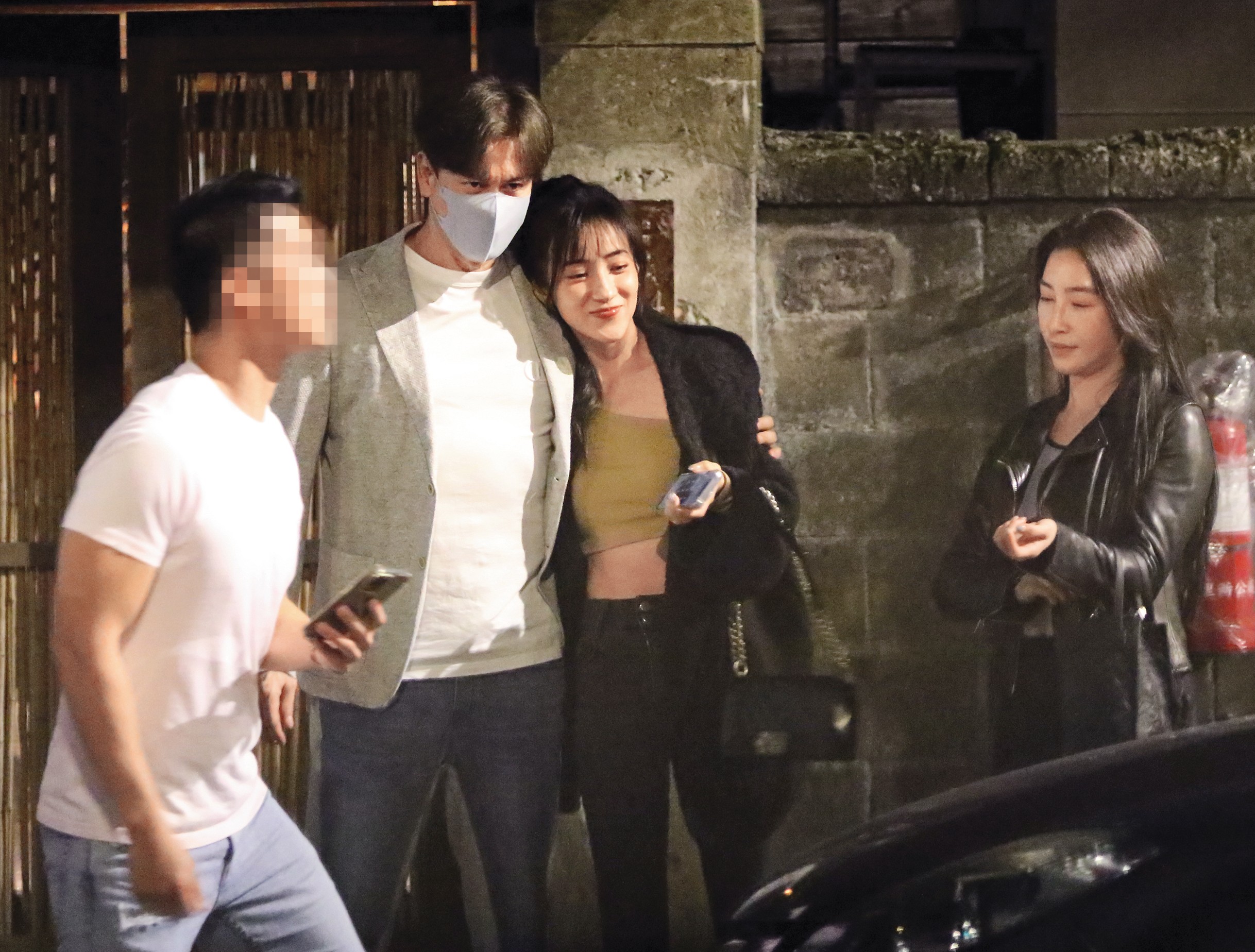 4/8 21：29 眾人站在居酒屋門口等車，夏宇禾（右二）看來對李聖傑（左二）很主動。