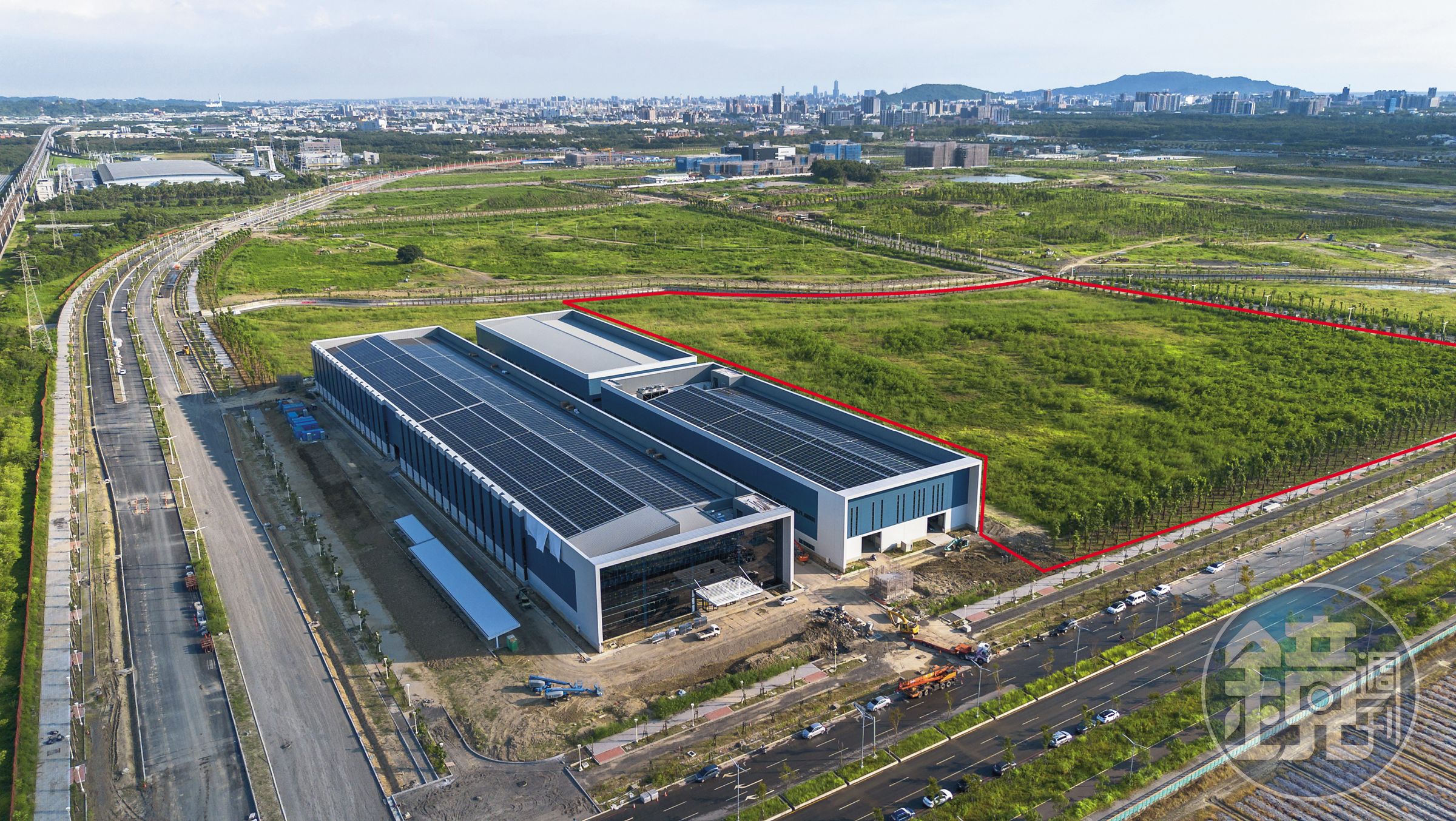 鴻海新投資的電動車製造基地,就座落於高雄橋頭科學園區鴻華先進電動巴士廠隔壁。