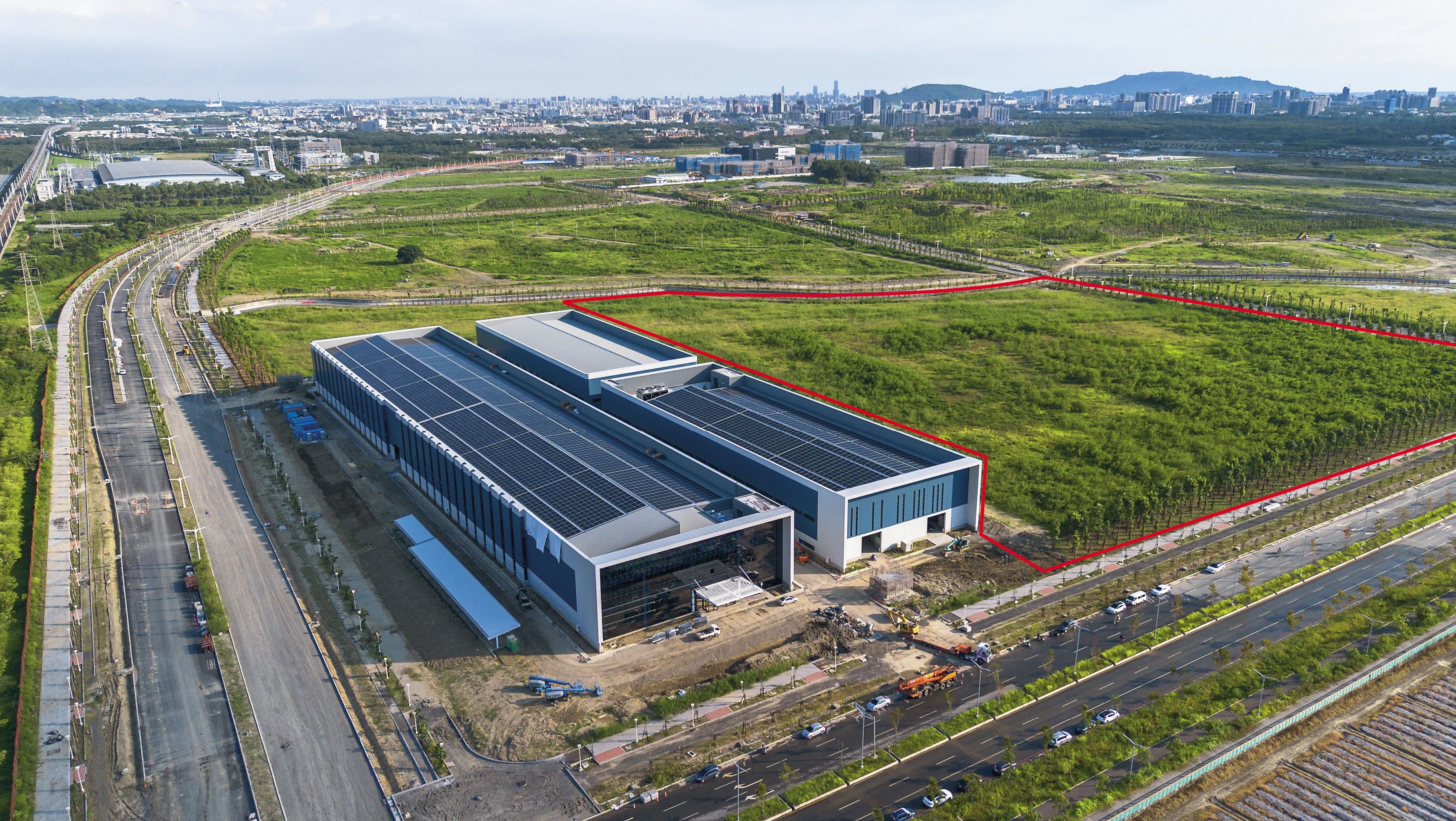 鴻海新投資的電動車製造基地，就座落於高雄橋頭科學園區鴻華先進電動巴士廠隔壁。