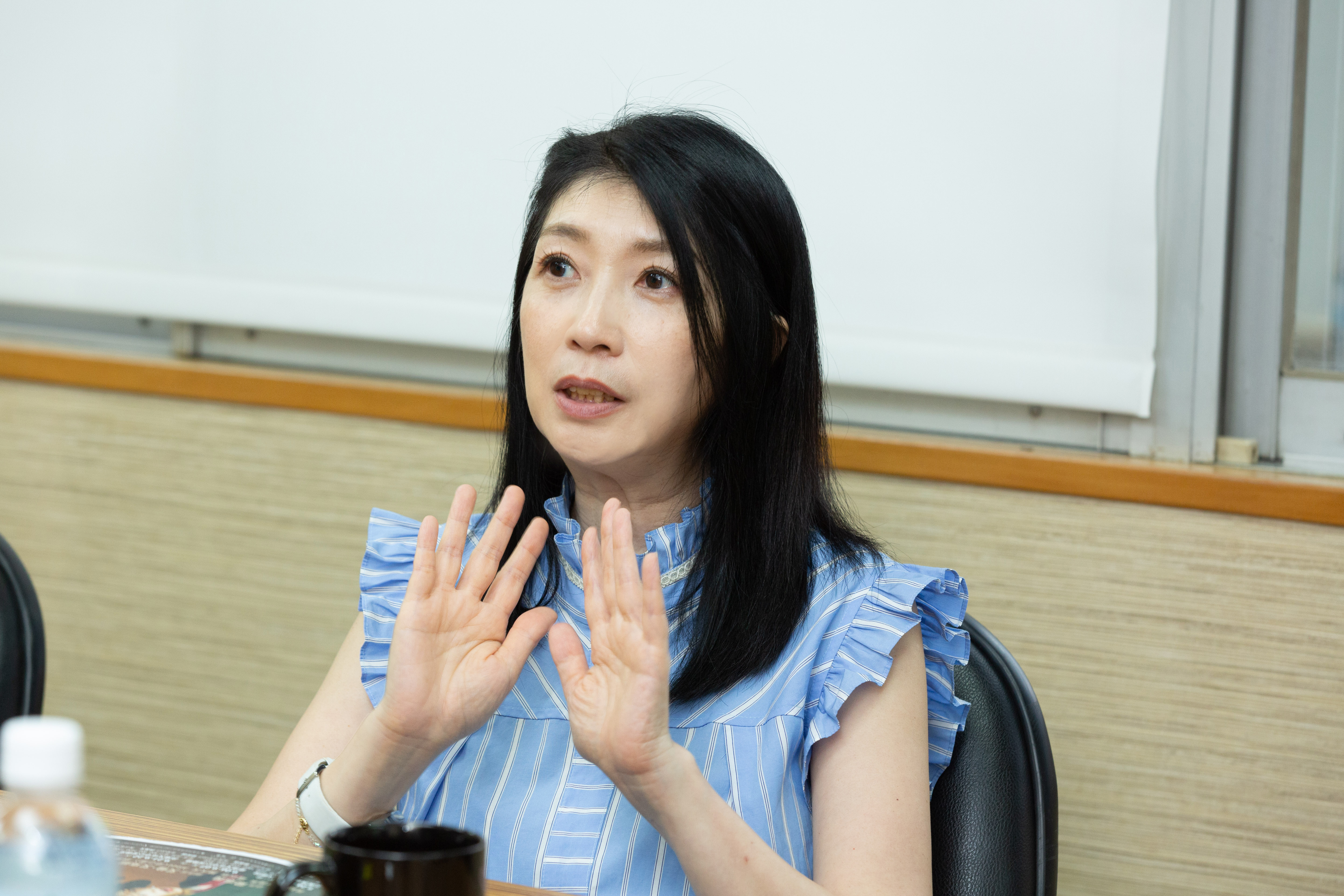 黃嘉千在舞台劇《穿越門中門》演出富商第二任太太，雖知道死期仍勇敢扭轉命運，若真實遇到這種事，黃嘉千則完全不會相信對方。