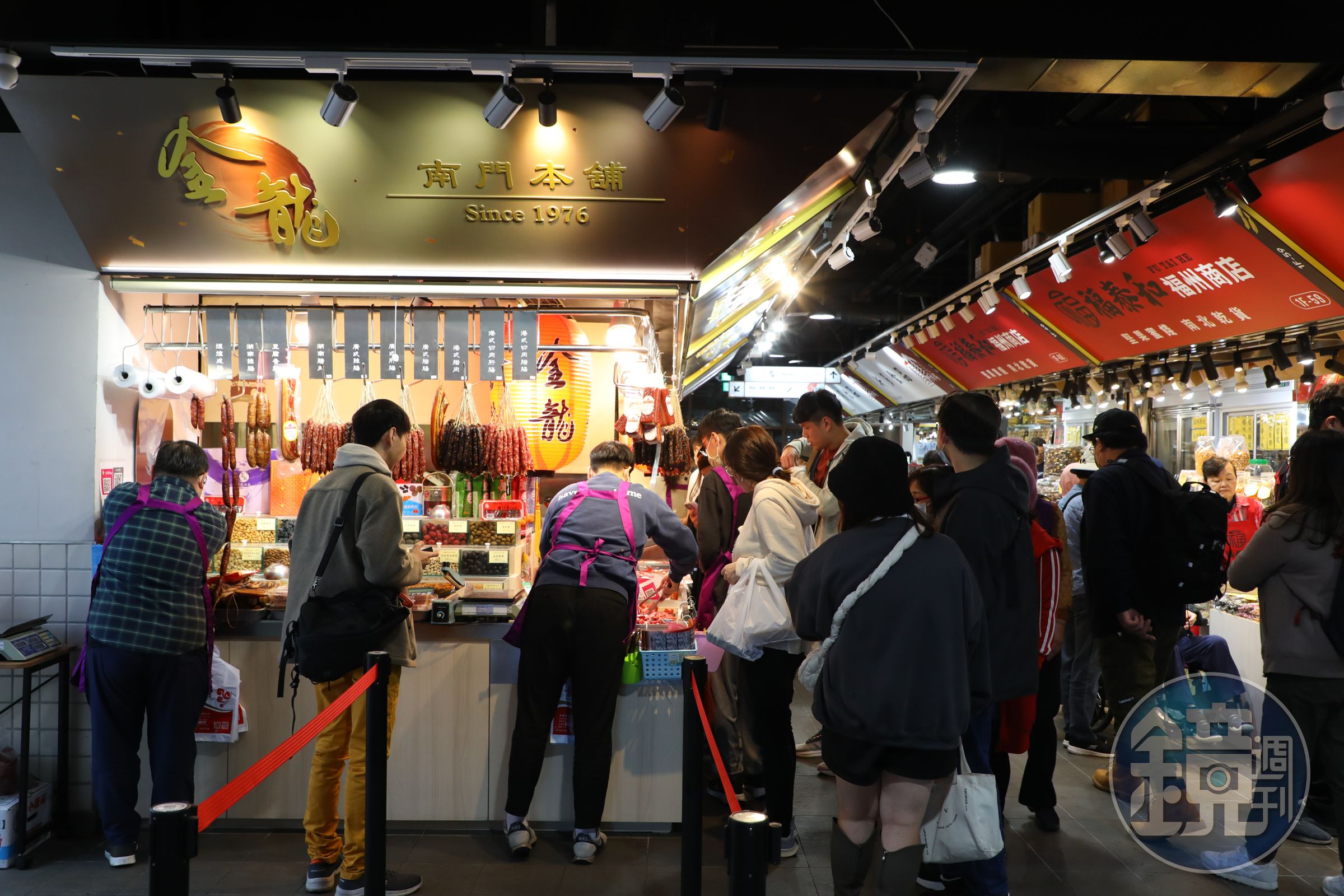 南門市場內的另一攤「金龍肉乾南門本舖」,兩間老店各有擁護者。