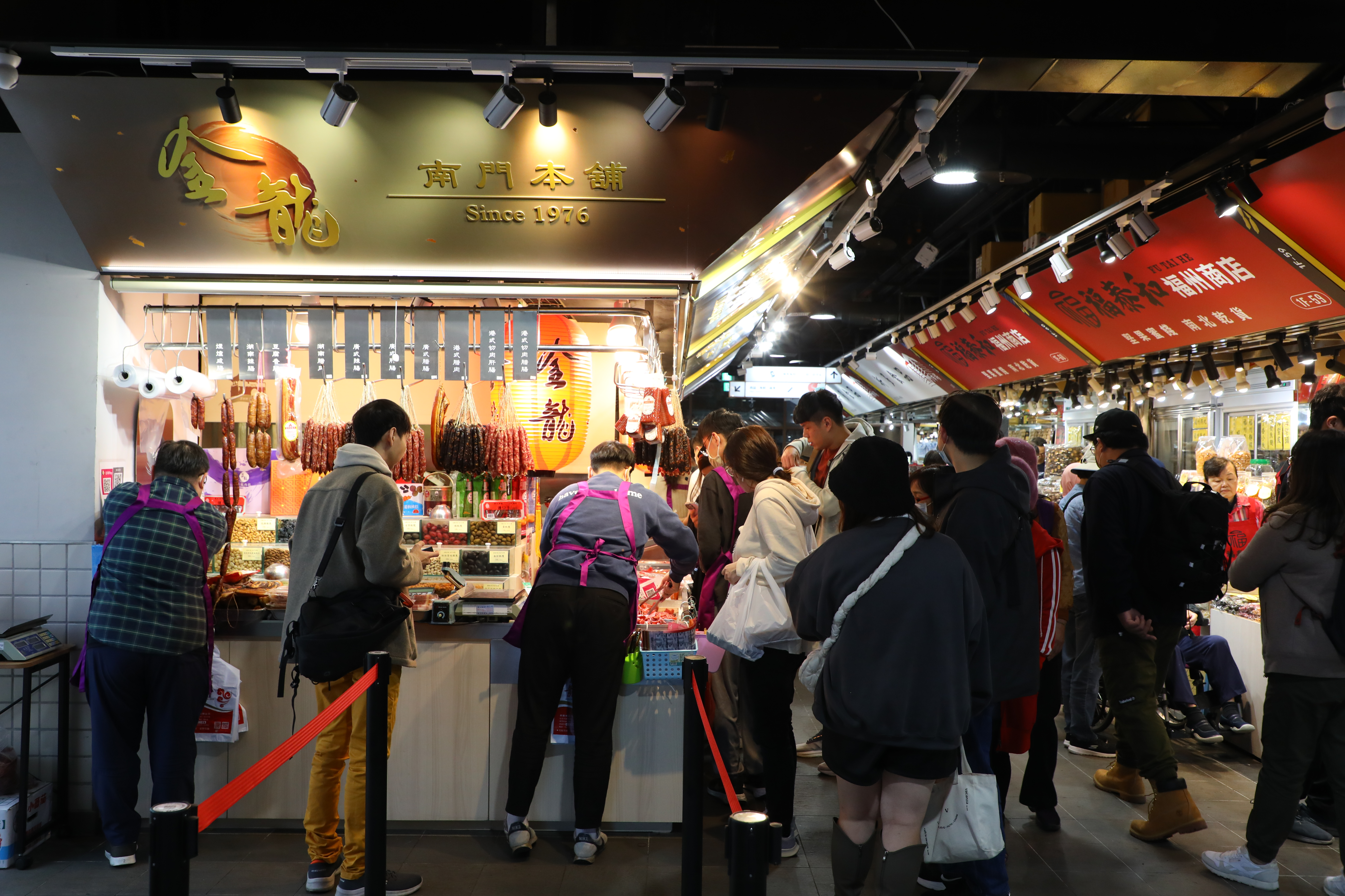 南門市場內的另一攤「金龍肉乾南門本舖」，兩間老店各有擁護者。