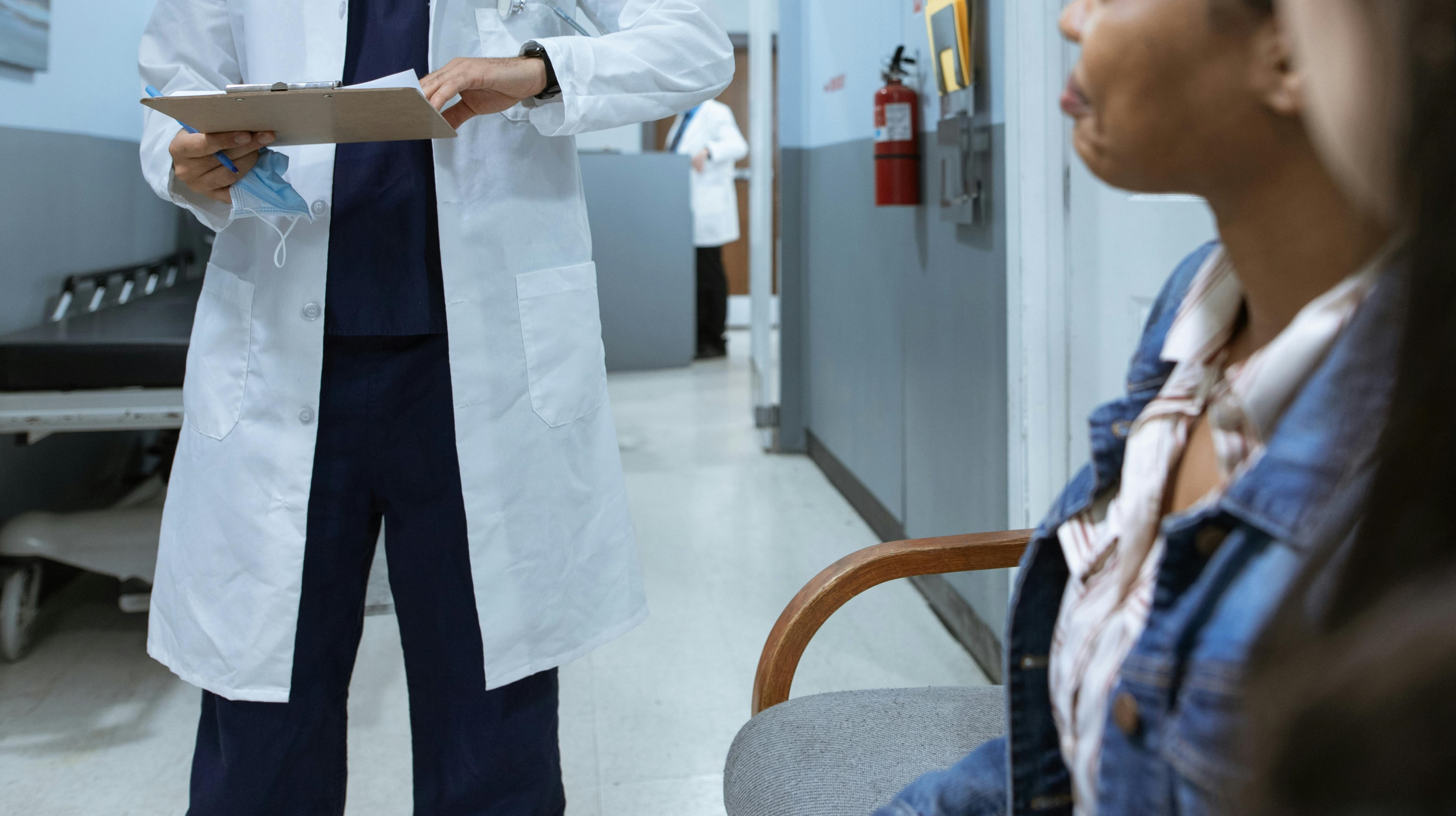 許多診所工作人員在社群平台反映，接近休診時間的「壓線掛號」常導致醫護人員無法準時休息或用餐。（示意圖／Pexels）