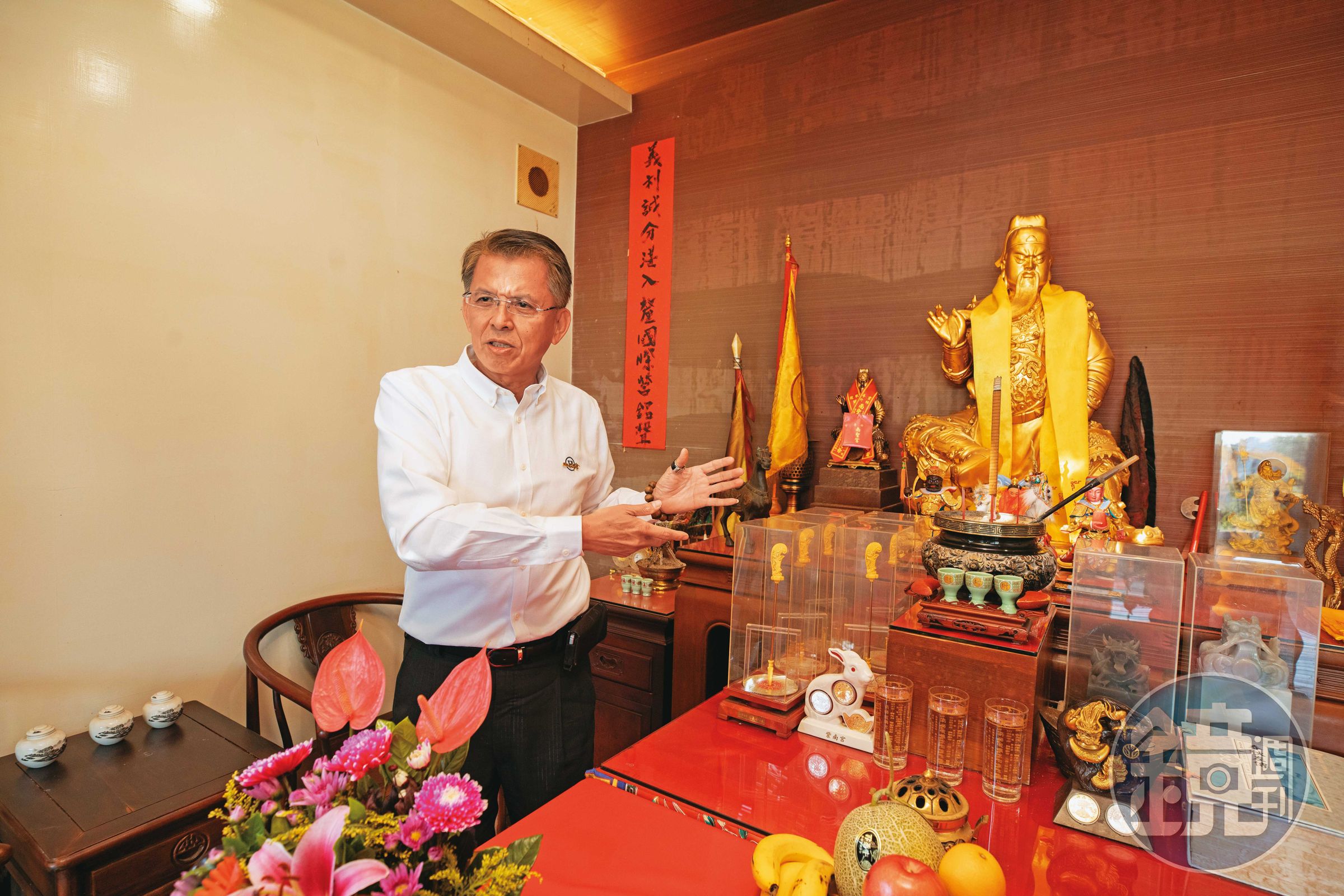 陳志聲因拜關公與鴻海創辦人郭台銘結緣，郭董從山西請回來的一尊關公像，就安放在精湛建設辦公室頂樓。