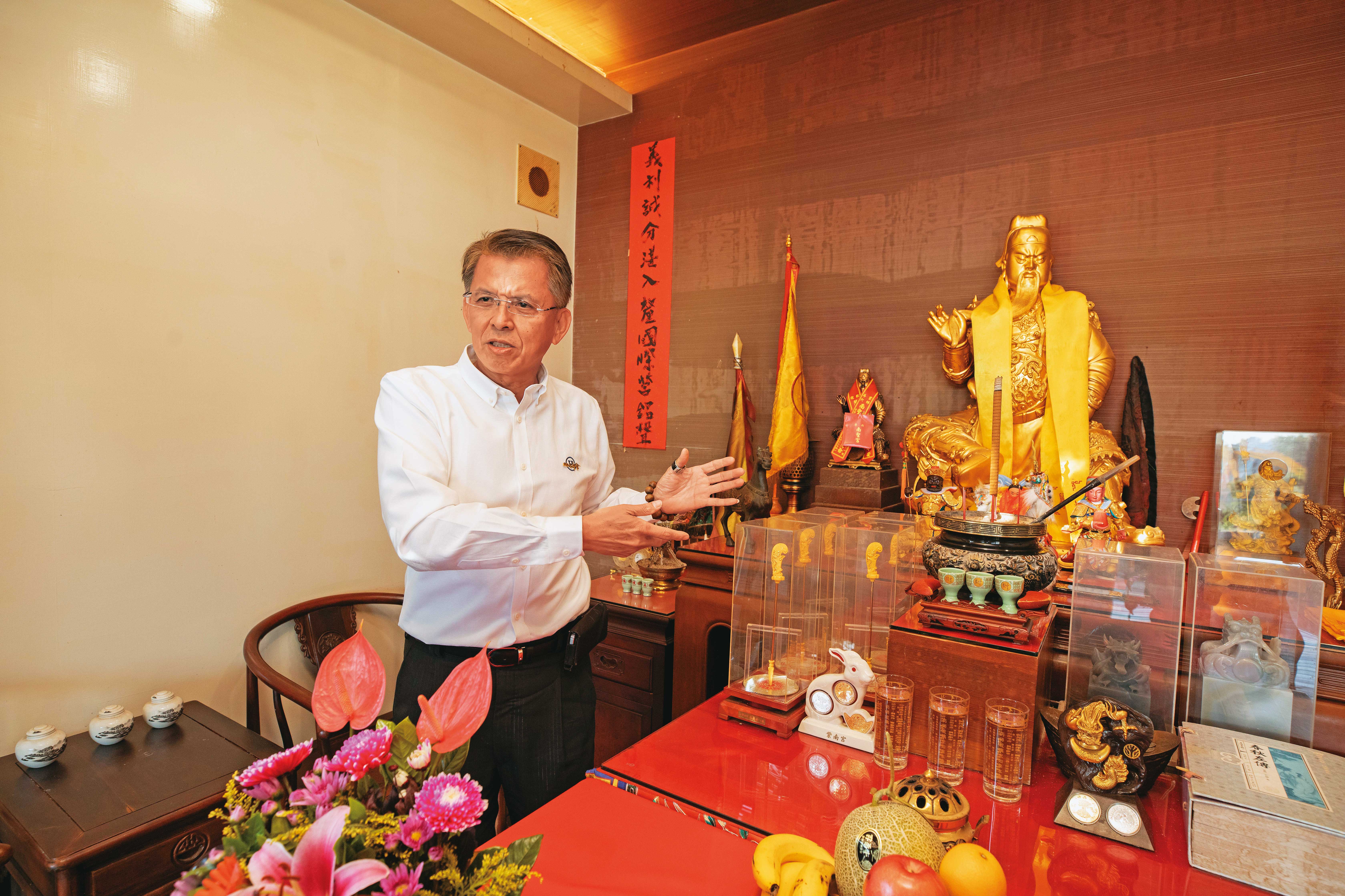 陳志聲因拜關公與鴻海創辦人郭台銘結緣,郭董從山西請回來的一尊關公像,就安放在精湛建設辦公室頂樓。