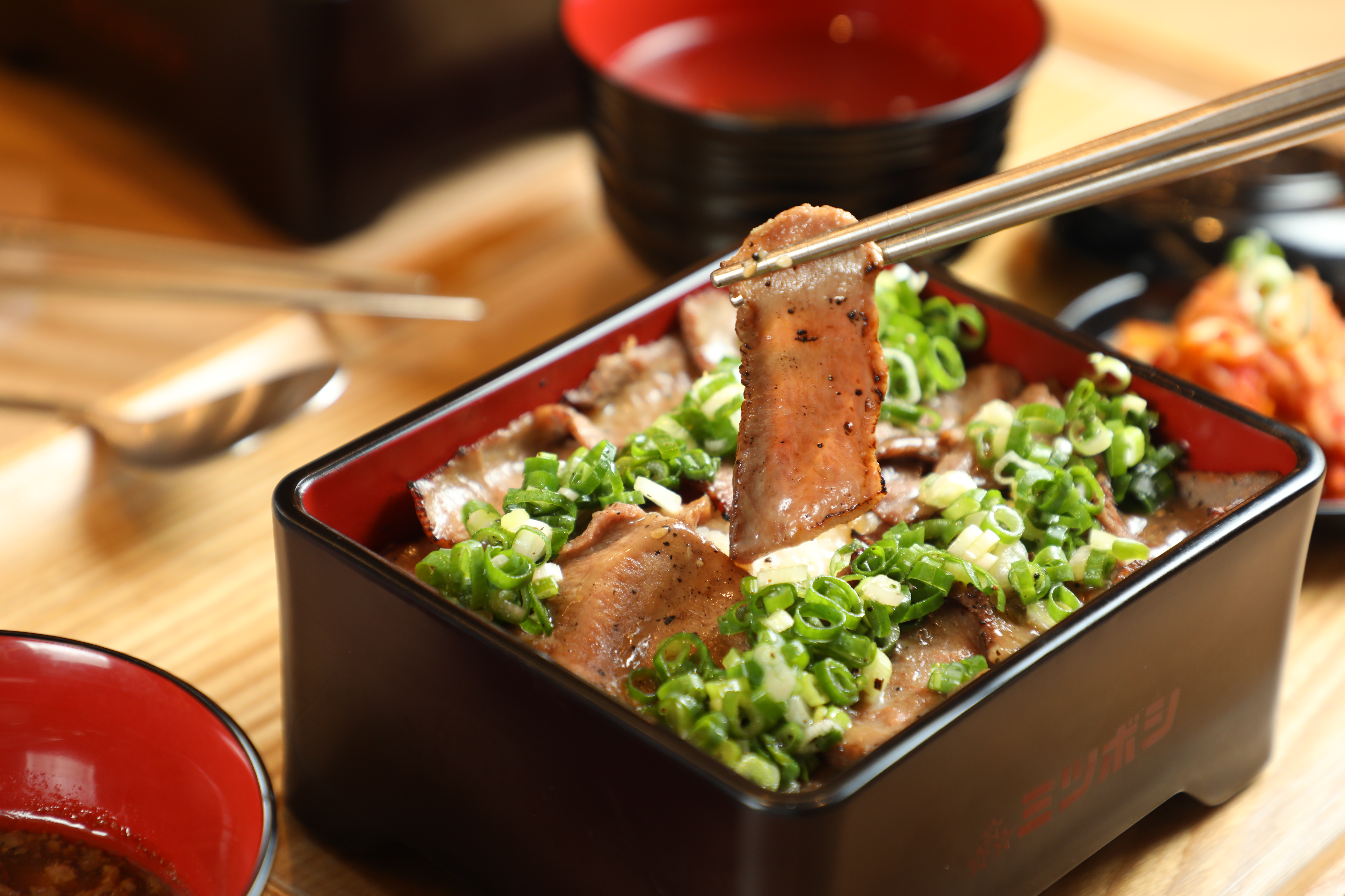 福岡老字號燒肉店「参星燒肉」旗下重飯料理品牌進駐南港LaLaport，是肉食主義者不可錯過的美味。