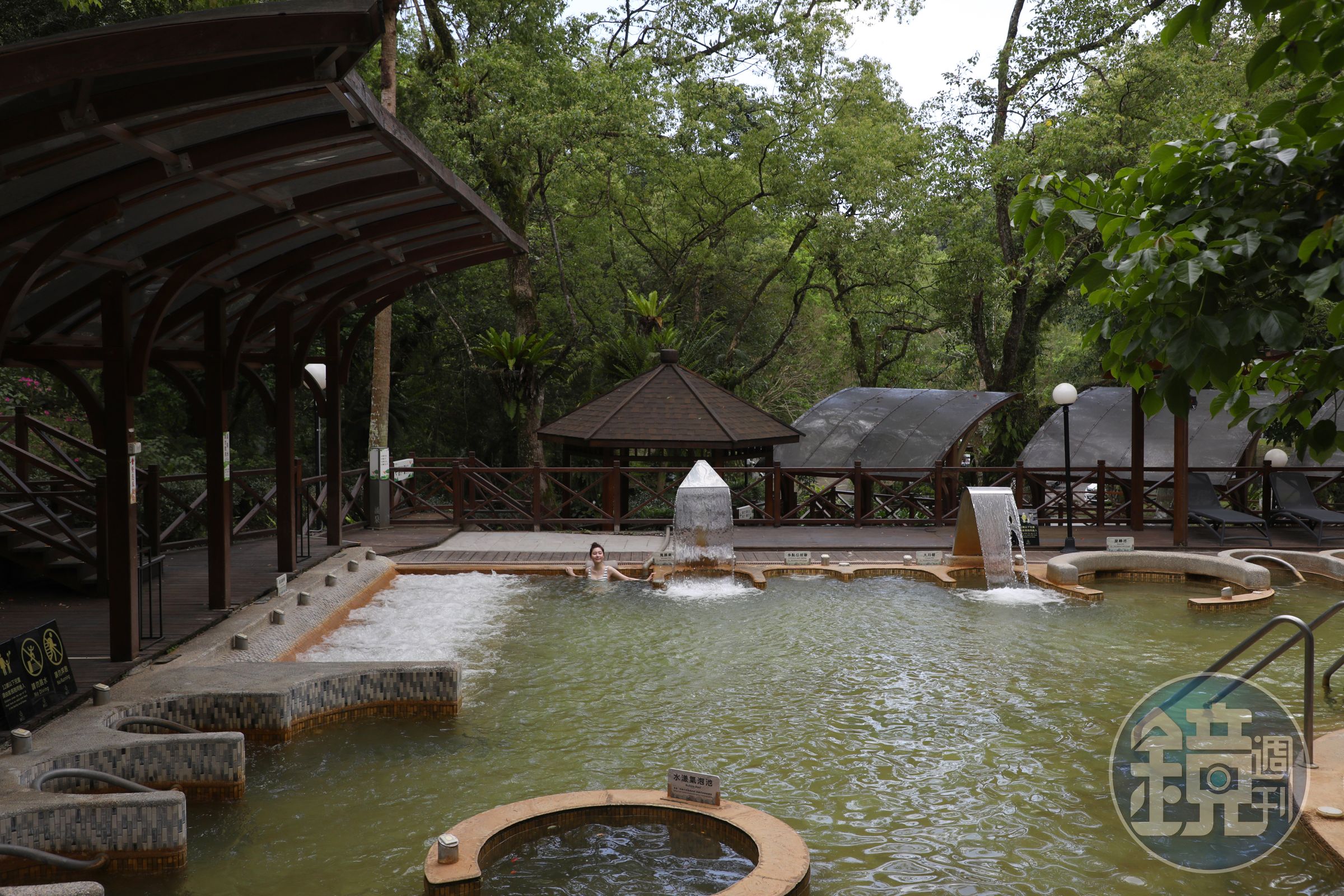 「天成逸旅蝴蝶谷」內的「涌泉溫泉風呂」內多達十幾種湯池,泉性為富含礦物質的碳酸鹽泉,因呈金黃色澤又被稱為「黃金湯」。