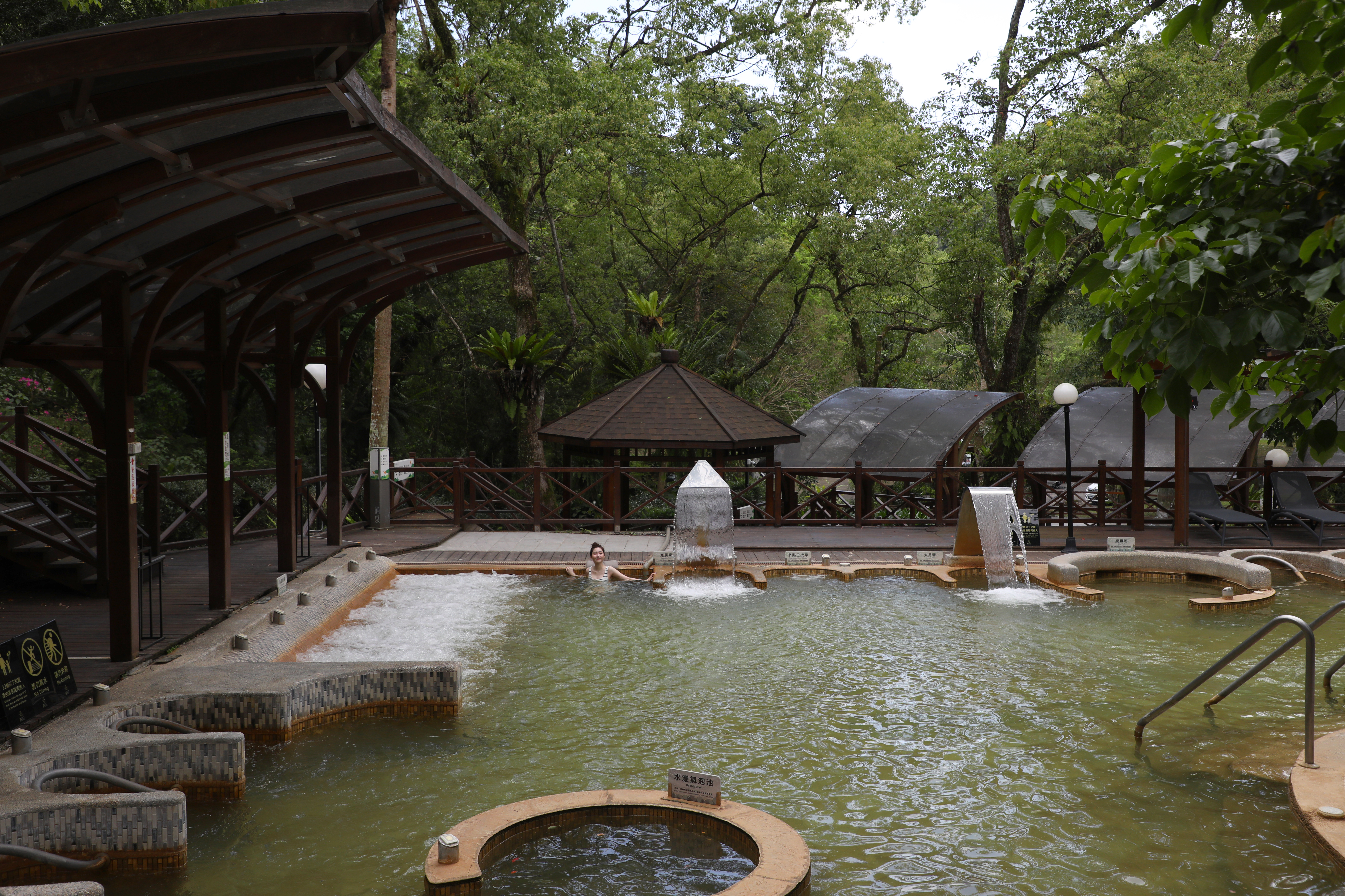 「天成逸旅蝴蝶谷」內的「涌泉溫泉風呂」內多達十幾種湯池，泉性為富含礦物質的碳酸鹽泉，因呈金黃色澤又被稱為「黃金湯」。