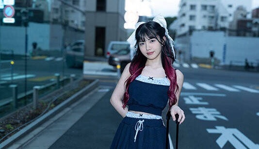 年僅22歲的月城流菜以海龜人設出道。（翻攝自日網Moodyz）