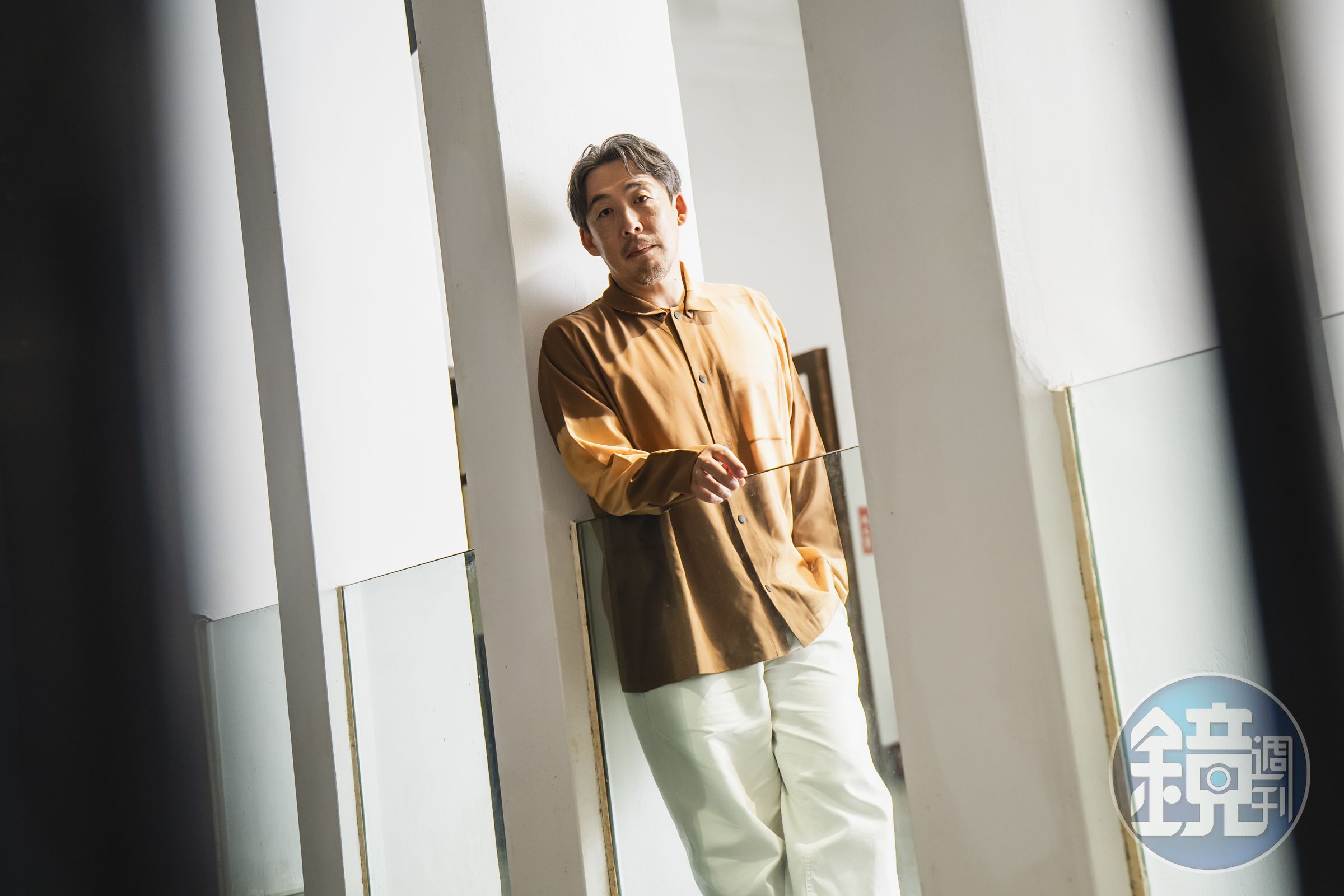 導演石川慶是石黑一雄的書迷，改編《群山淡景》時也加入石黑一雄的建議。