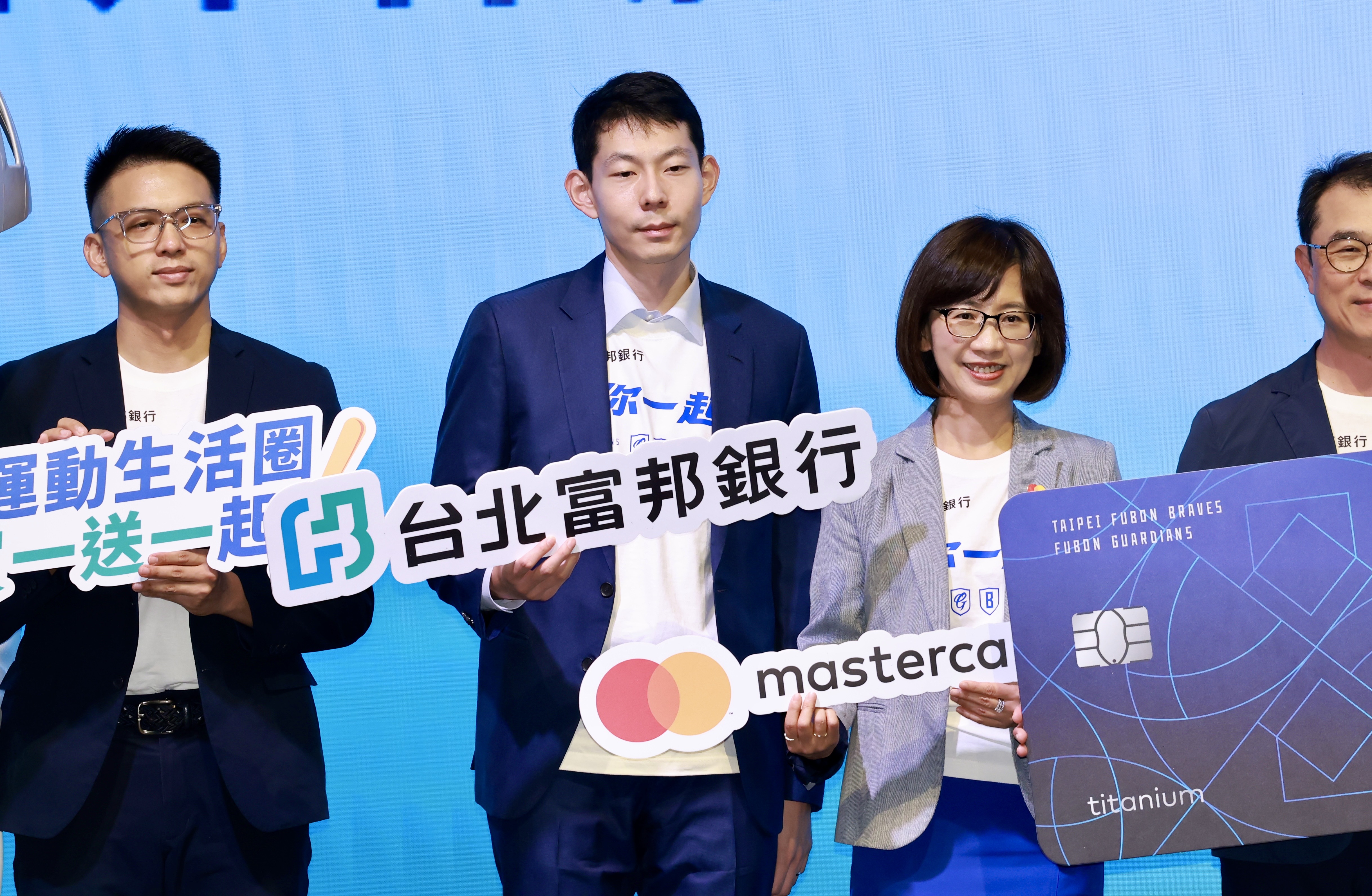 有個熱愛跑馬拉松的老爸,現為富邦副總經理的蔡承道(中)現身力挺自家悍勇卡發卡記者會。