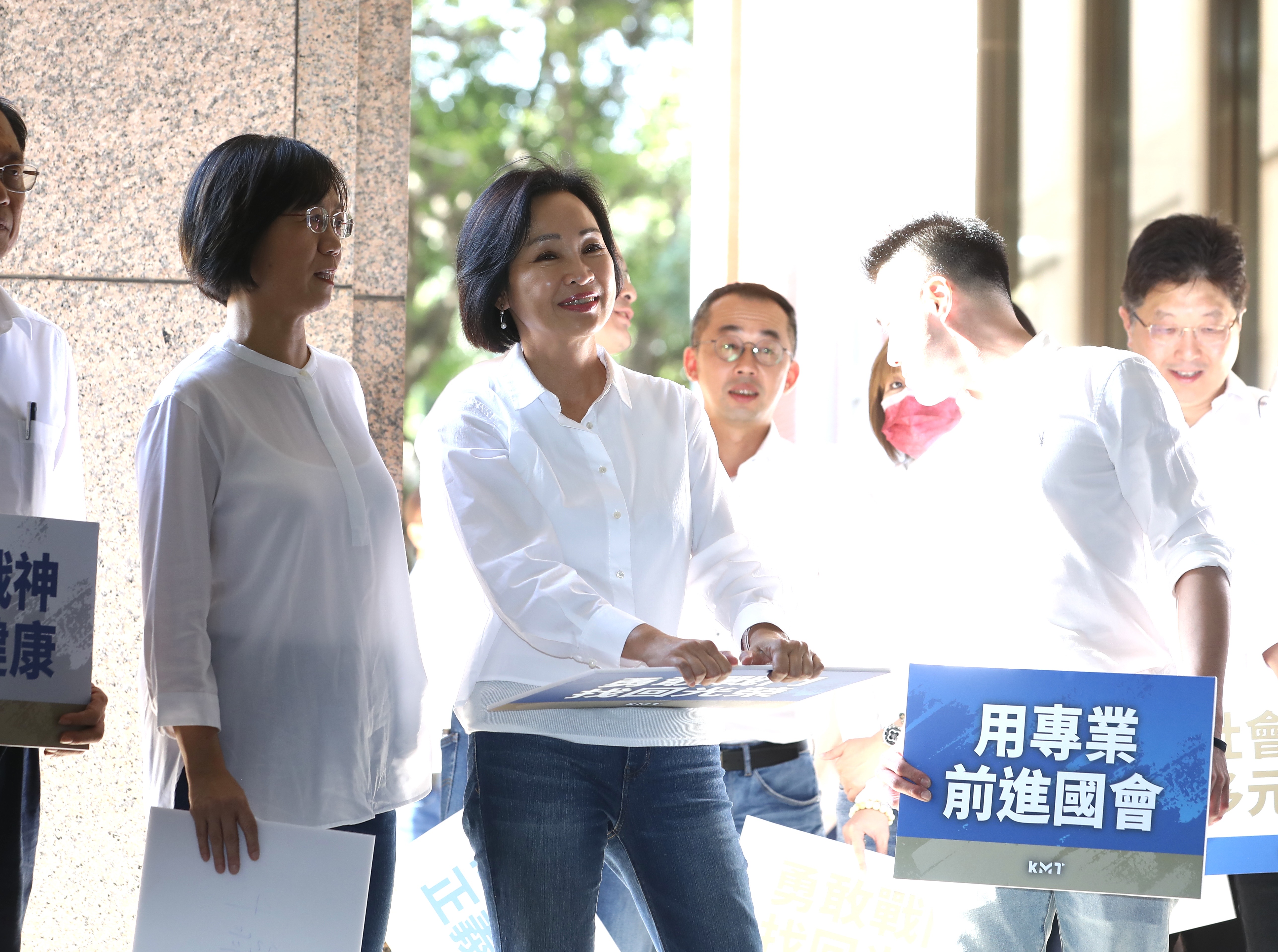 柯志恩今與朱立倫、韓國瑜等人前往中選會登記參選不分區立委。