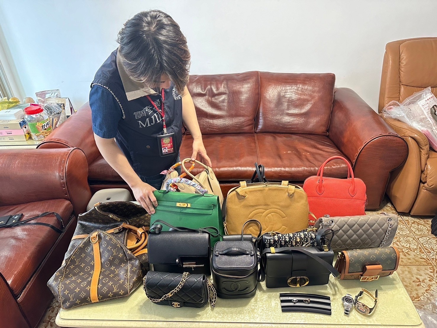 新北地檢署查獲雲林縣議長黃凱涉向太陽能廠商收賄護航，查扣大筆現金及名牌包，已向法院聲請羈押禁見。（最高檢提供）