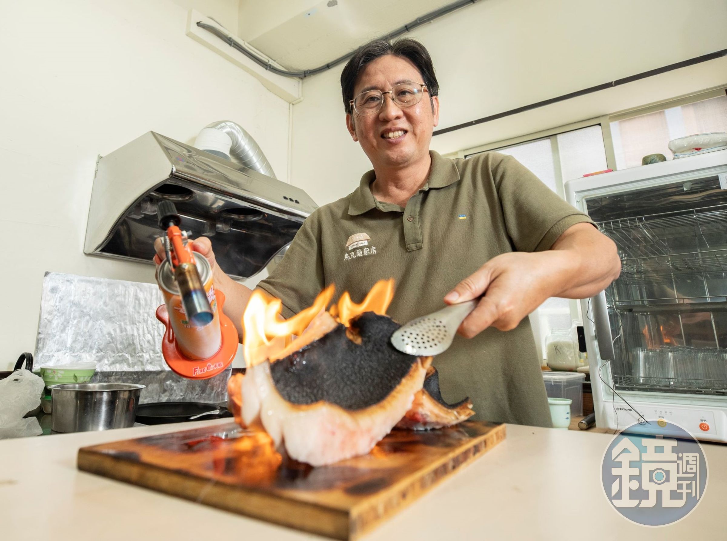 林岳正用噴槍火光四射烤著去皮的豬油，這是製作傳統美食薩洛、醃豬油片的重點工序，也是烏克蘭人儲存食物的方法，丟冷凍熟成後，待要食用時再取出削成一片片薄片、搭配食物吃，有點像生火腿片。