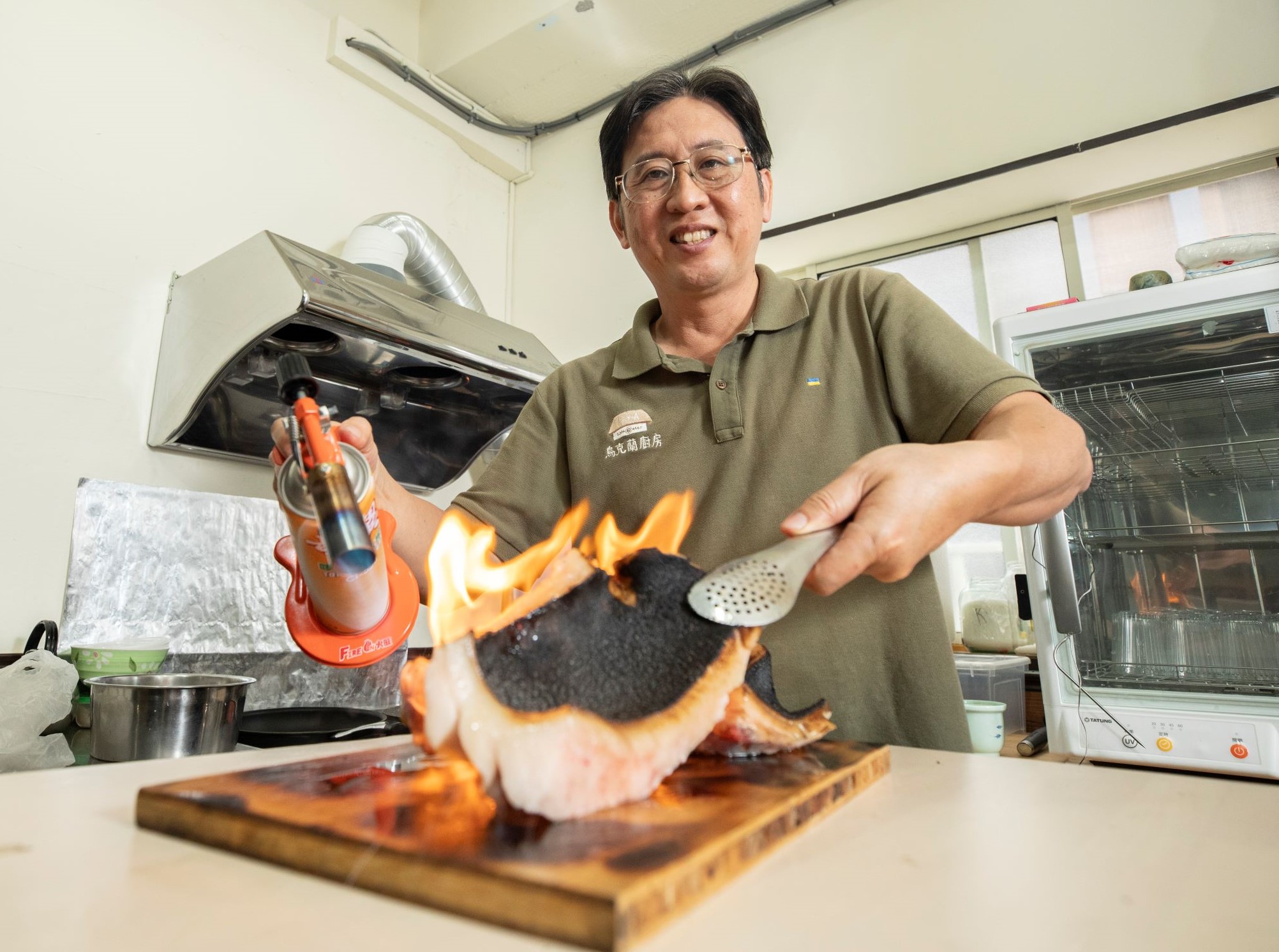 林岳正用噴槍火光四射烤著去皮的豬油，這是製作傳統美食薩洛、醃豬油片的重點工序，也是烏克蘭人儲存食物的方法，丟冷凍熟成後，待要食用時再取出削成一片片薄片、搭配食物吃，有點像生火腿片。