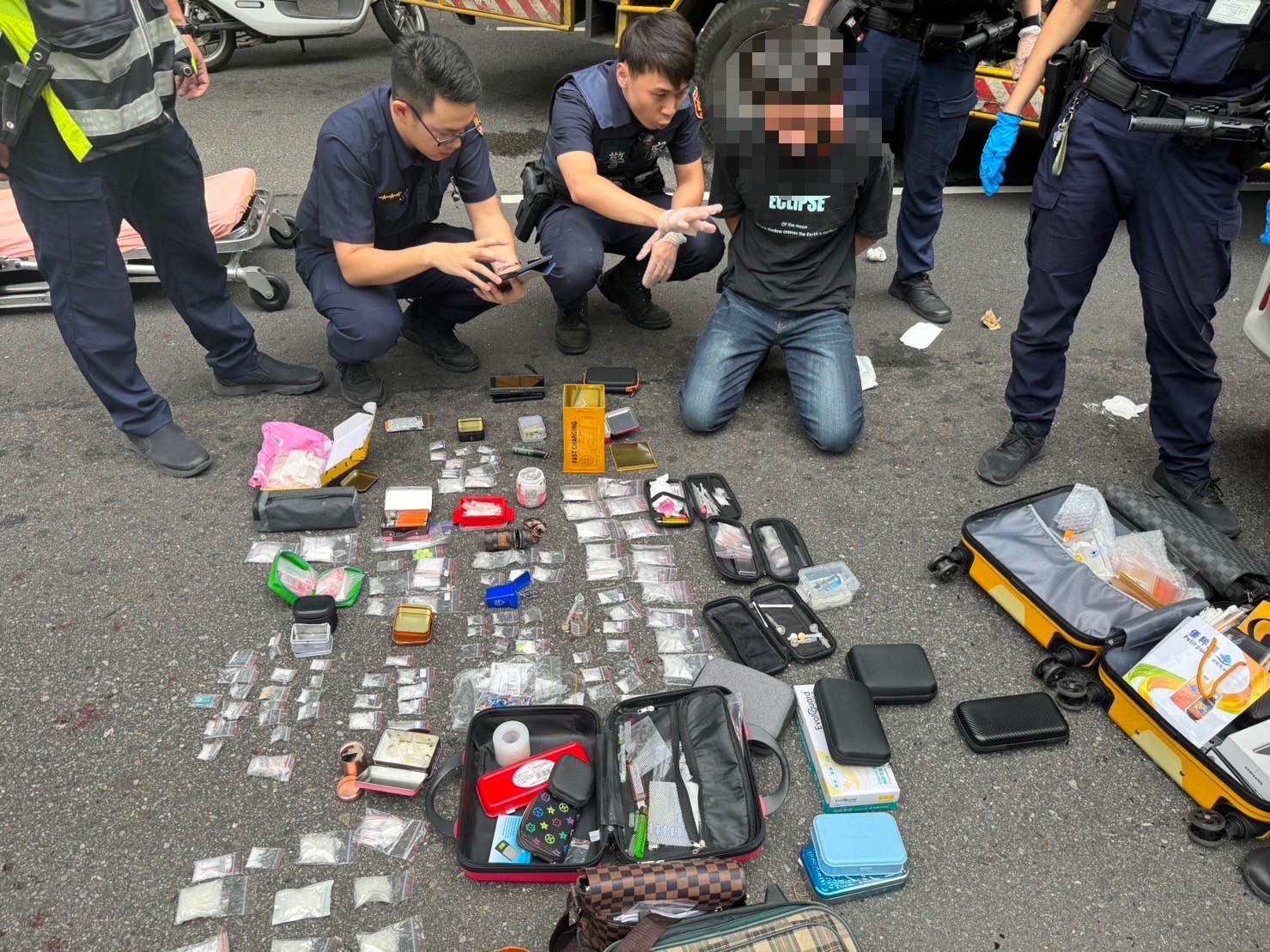 警方在潘男駕駛的租賃車上起出大量毒品。（翻攝畫面）