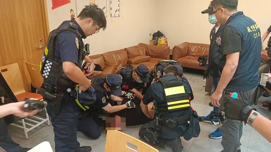 桃園機場12日發生持刀挾持案,一名男子尾隨實習生進入地勤辦公室,持刀挾持對方,遭警方壓制。(翻攝畫面)