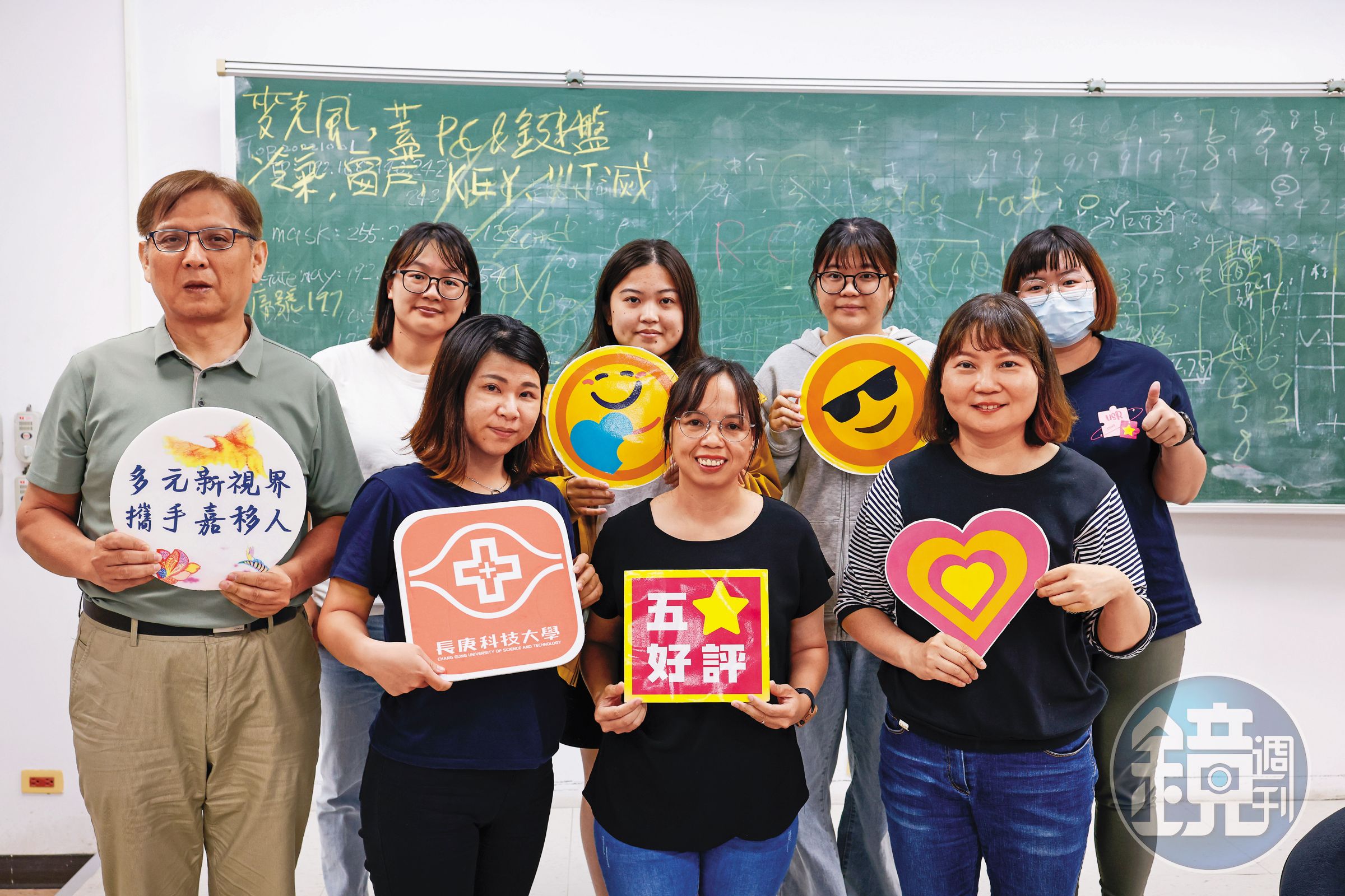 這天,長庚科技大學嘉義分部的師生赴印尼交流前,特地請陳業芳(前右2)教印尼基礎會話及印尼文化。