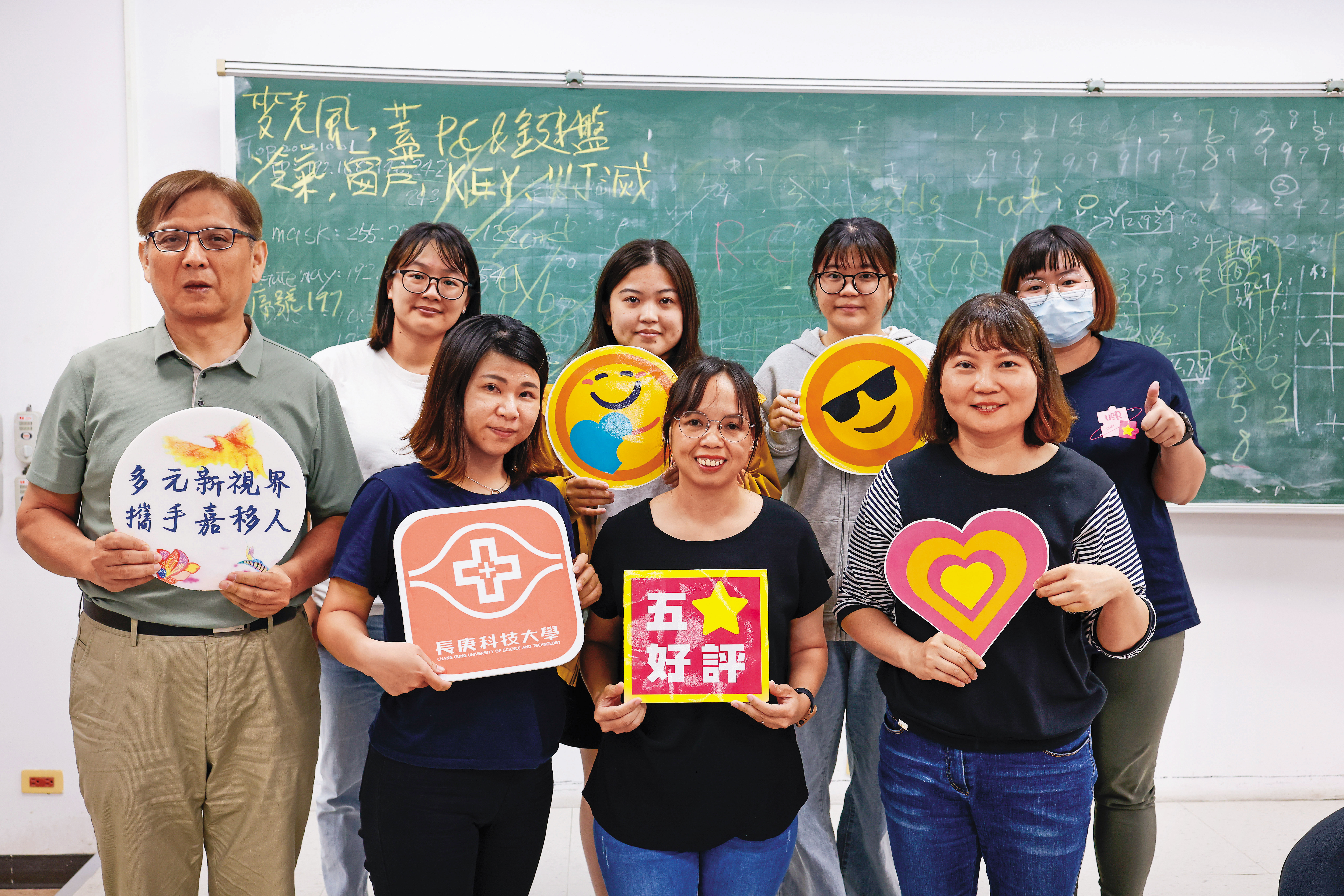 這天，長庚科技大學嘉義分部的師生赴印尼交流前，特地請陳業芳（前右2）教印尼基礎會話及印尼文化。