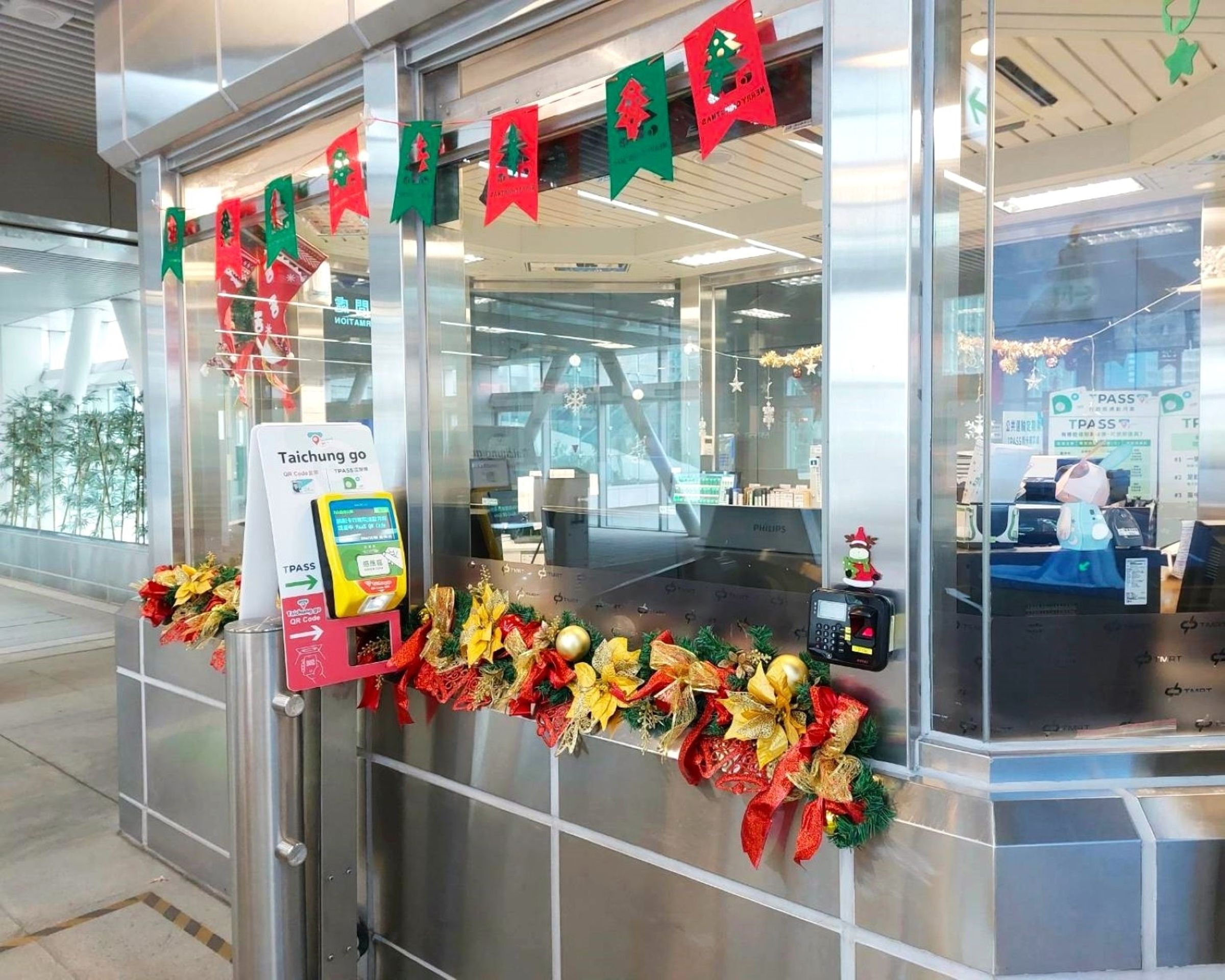 台中捷運各車站妝點耶誕裝飾，增添節慶氛圍。（中捷提供）