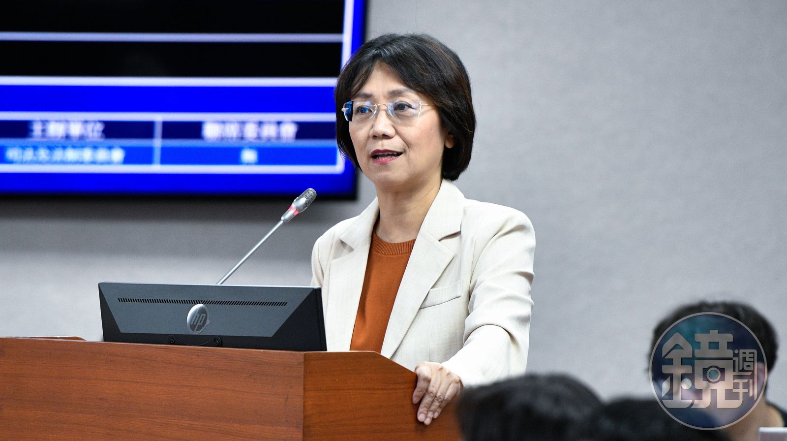 繼續放火?鄭麗文剛喊埋單1.5萬弱勢中秋禮盒 翁曉玲再放話:大幅刪明年預算