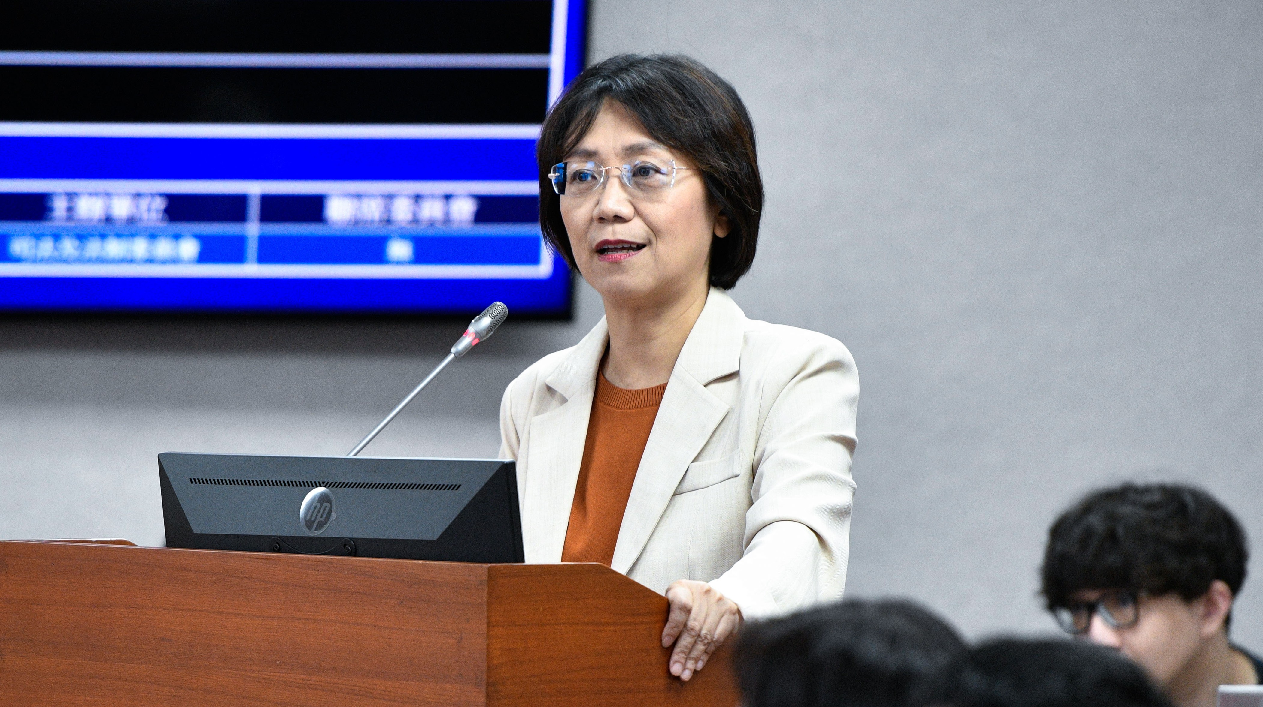 繼續放火?鄭麗文剛喊埋單1.5萬弱勢中秋禮盒 翁曉玲再放話:大幅刪明年預算