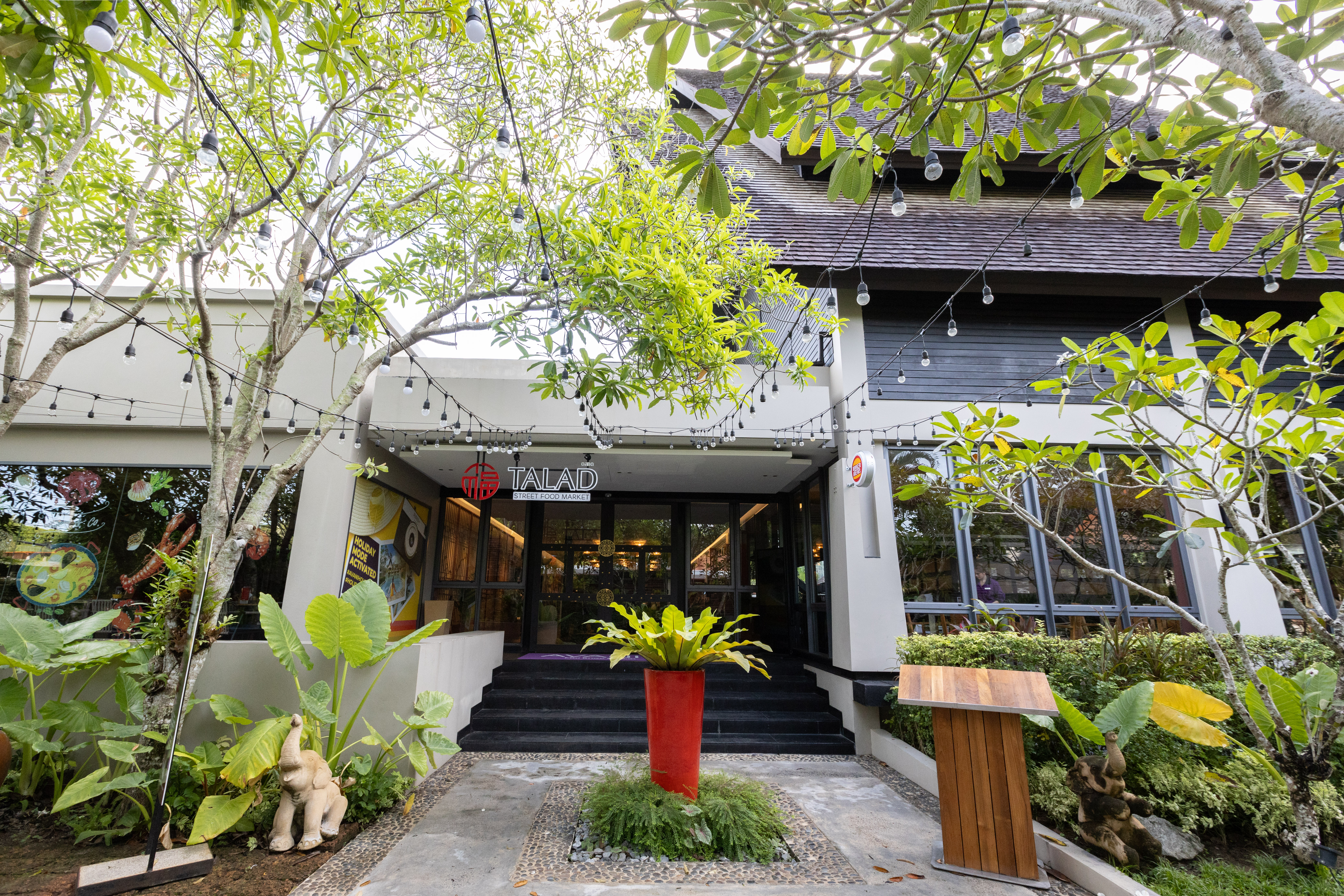 TALAD是度假村裡的全天候餐廳，泰式、西式食物都有供應。