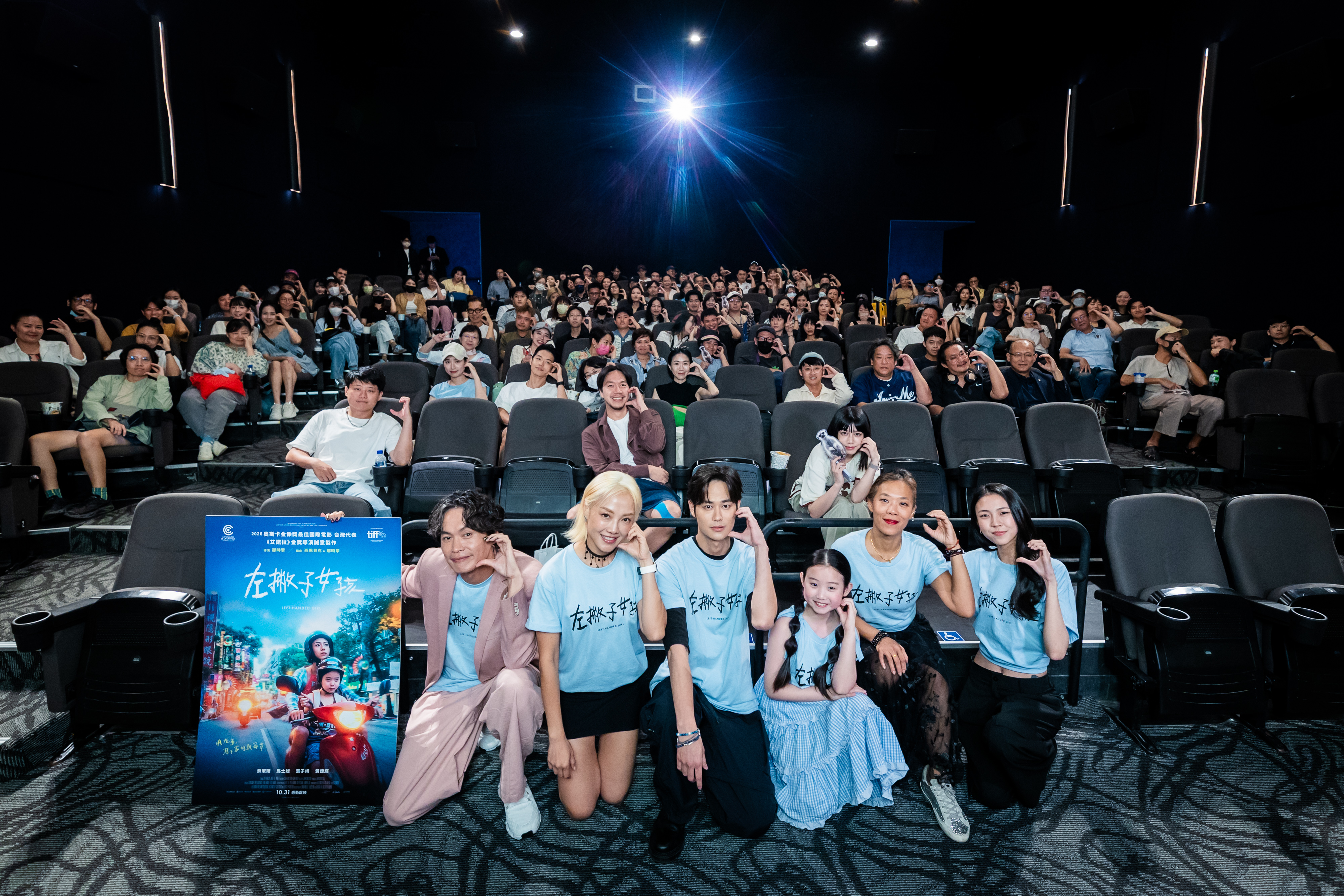 導演鄒時擎率黃鐙輝、馬士媛、葉子綺、夏騰宏、張允曦（小8）等主要演員現身媒體試片。（光年映畫提供）