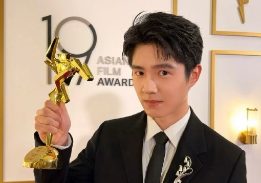 劉昊然遭爆「進出陪酒KTV」。(翻攝自微博)