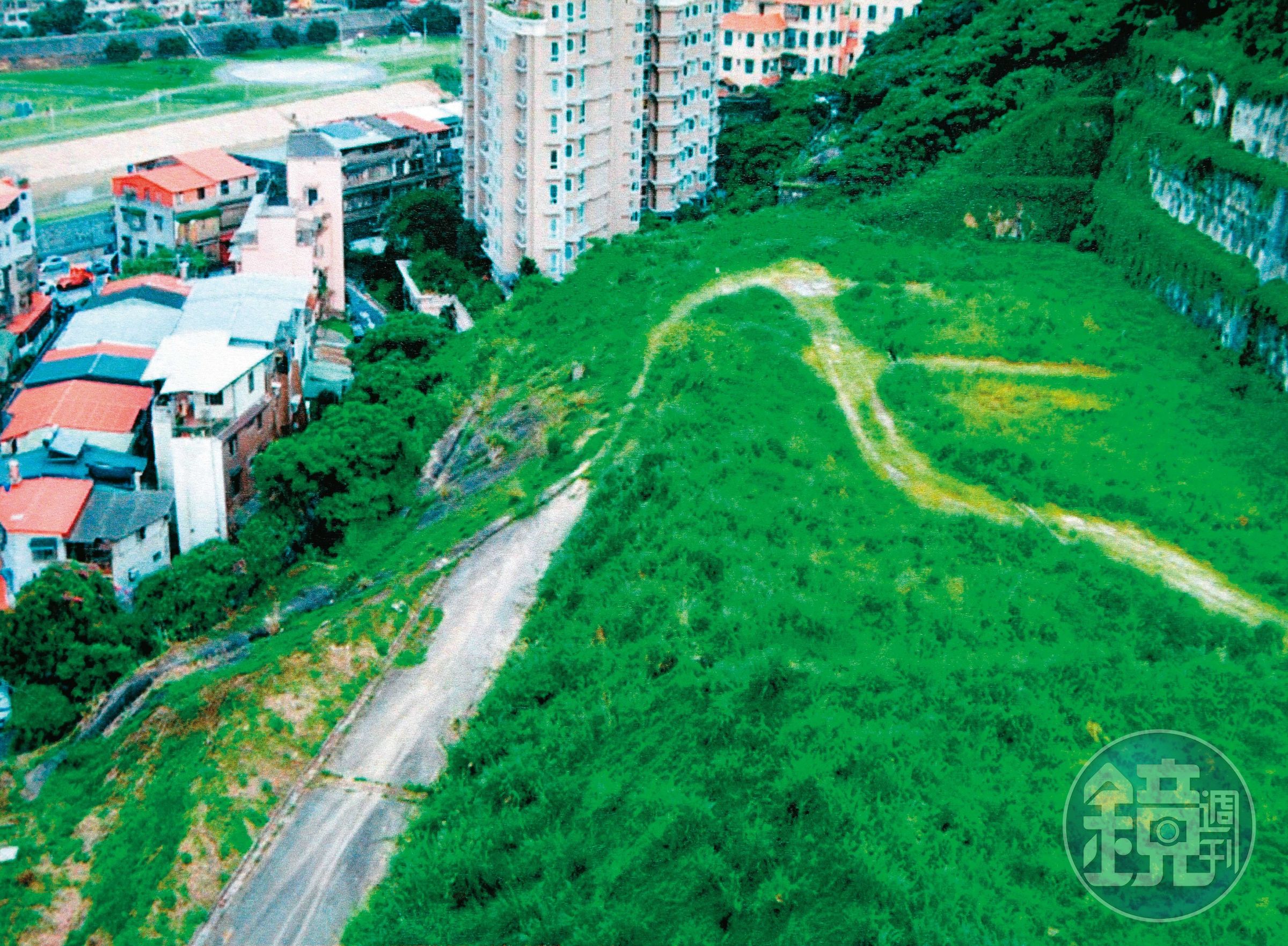 納莉颱風時，當地曾因擋土牆崩塌，發生土石流沖進下方社區的事件。（讀者提供）