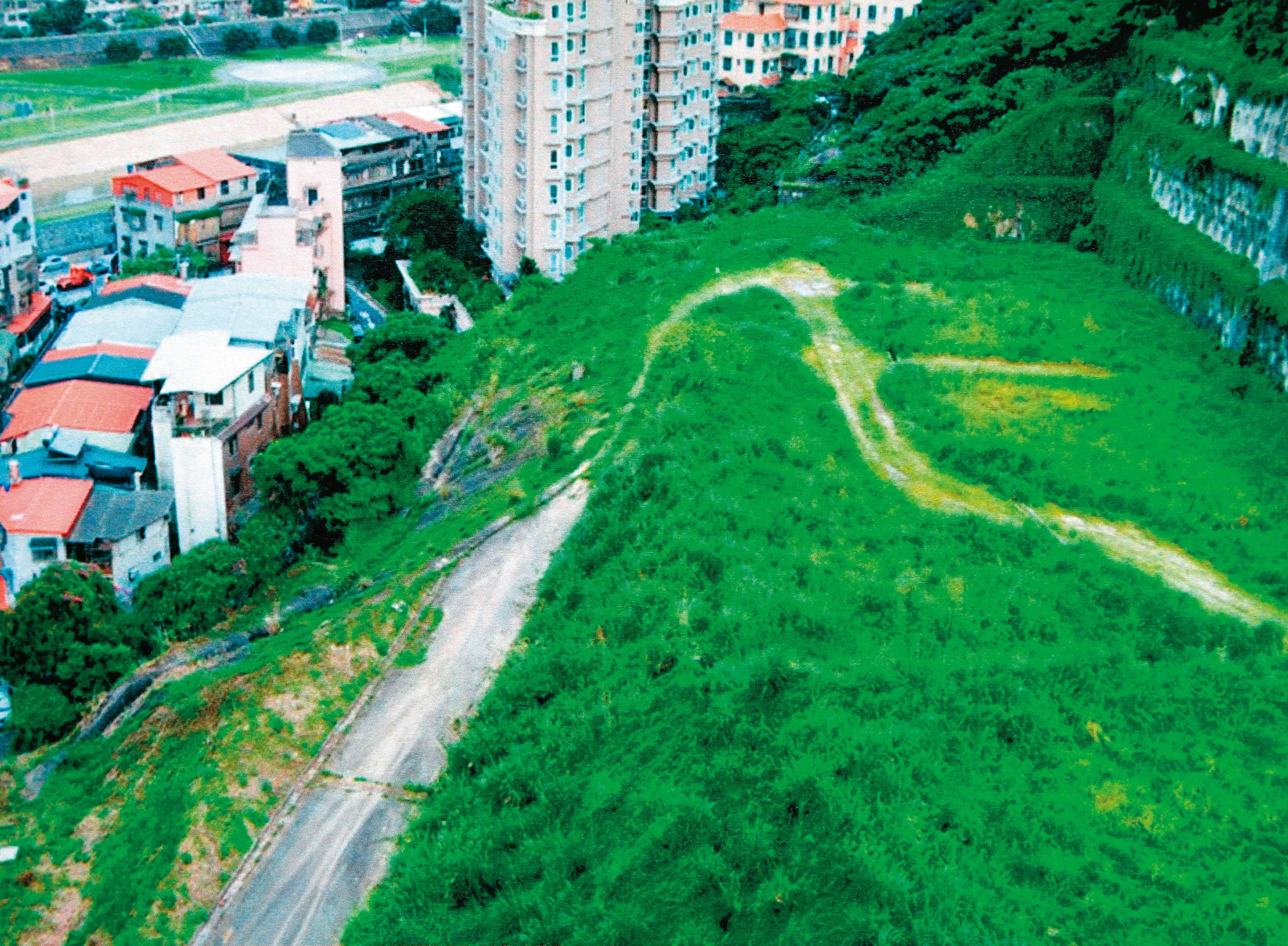 納莉颱風時,當地曾因擋土牆崩塌,發生土石流沖進下方社區的事件。(讀者提供)
