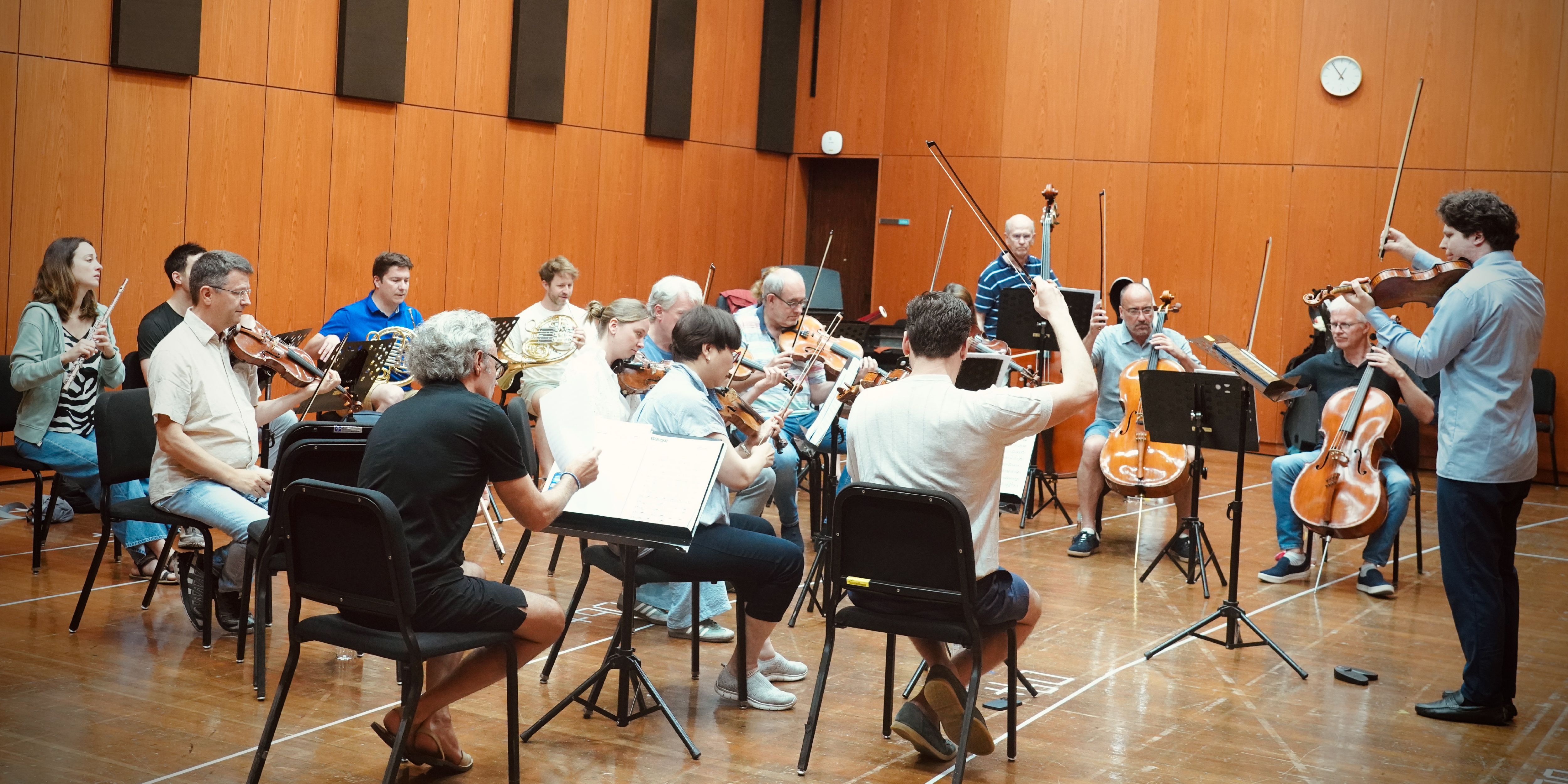 小提琴家奧古斯汀哈德利希（右一）和攜手柏林愛樂巴洛克獨奏家合奏團一起採排。（牛耳藝術提供） 