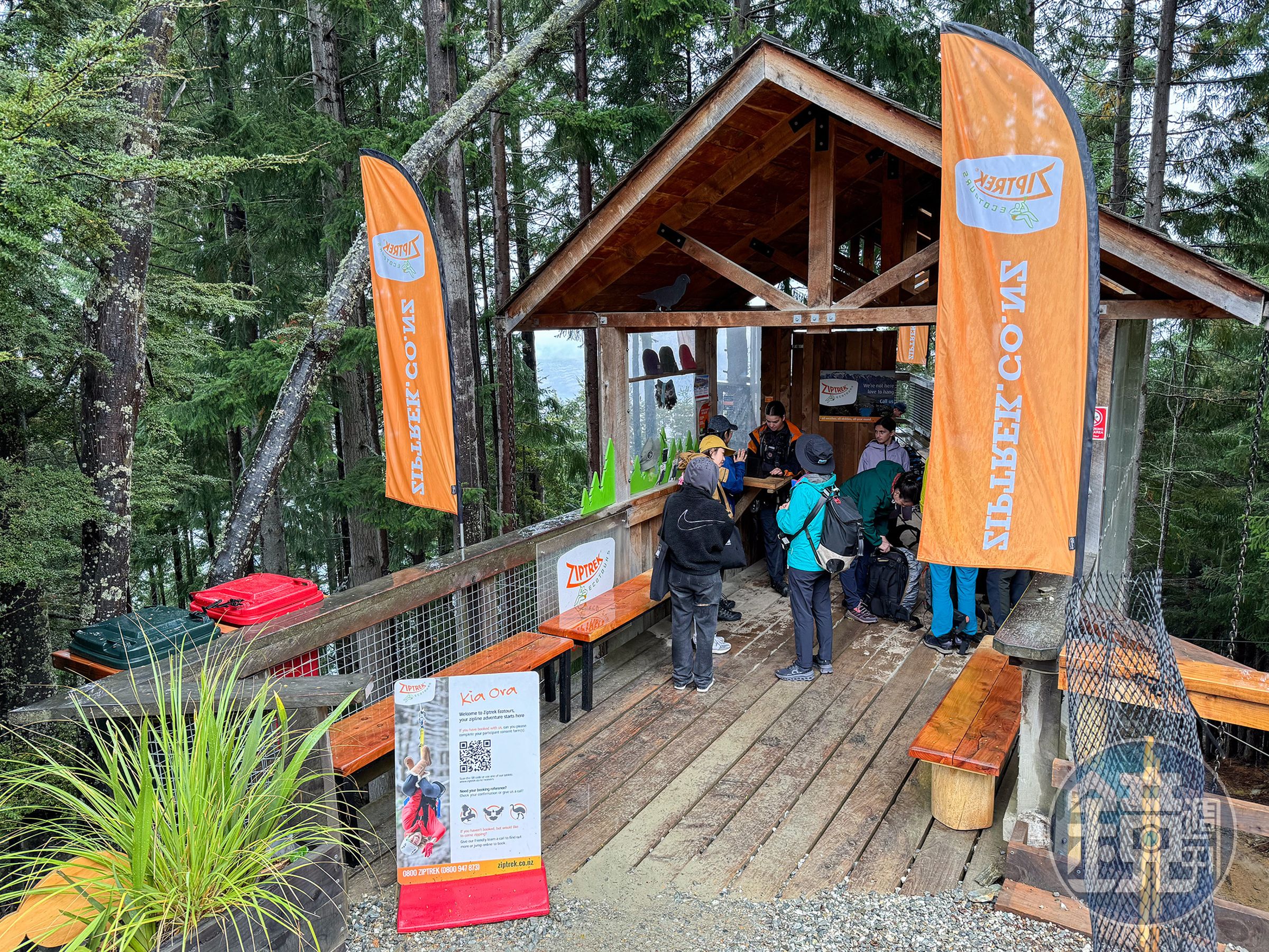 抵達纜車山頂站之後，跟著指標就能找到Ziptrek Ecotours位於山頂的報到處。