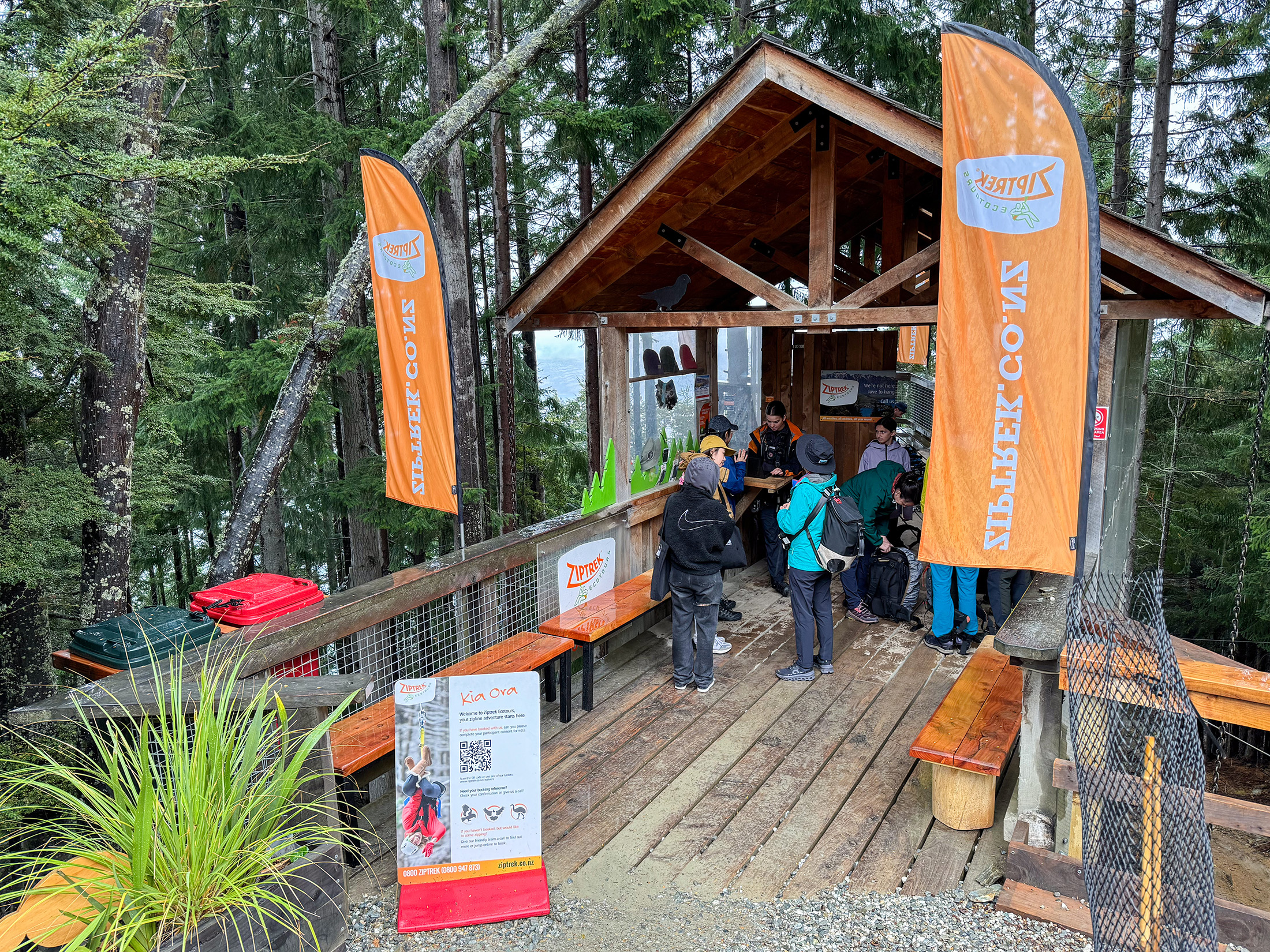 抵達纜車山頂站之後，跟著指標就能找到Ziptrek Ecotours位於山頂的報到處。