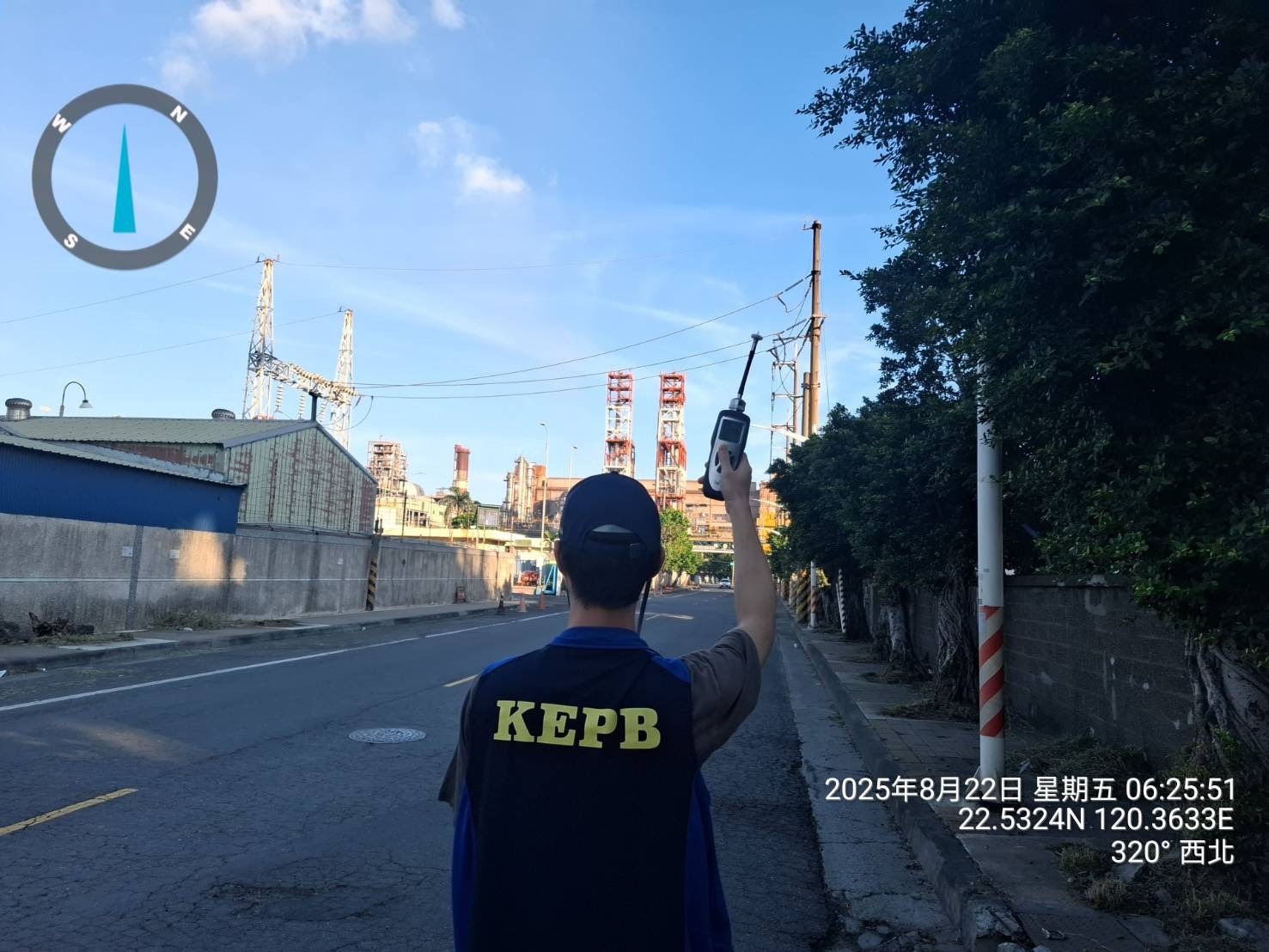 稽查人員於6時25分到場後,確認現場有間歇性異味。(環保局提供)