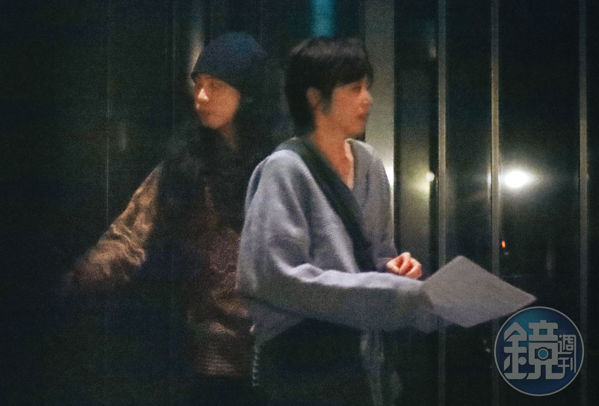 23:11,近3個小時後,王瞳與長髮男下樓、走出大門。