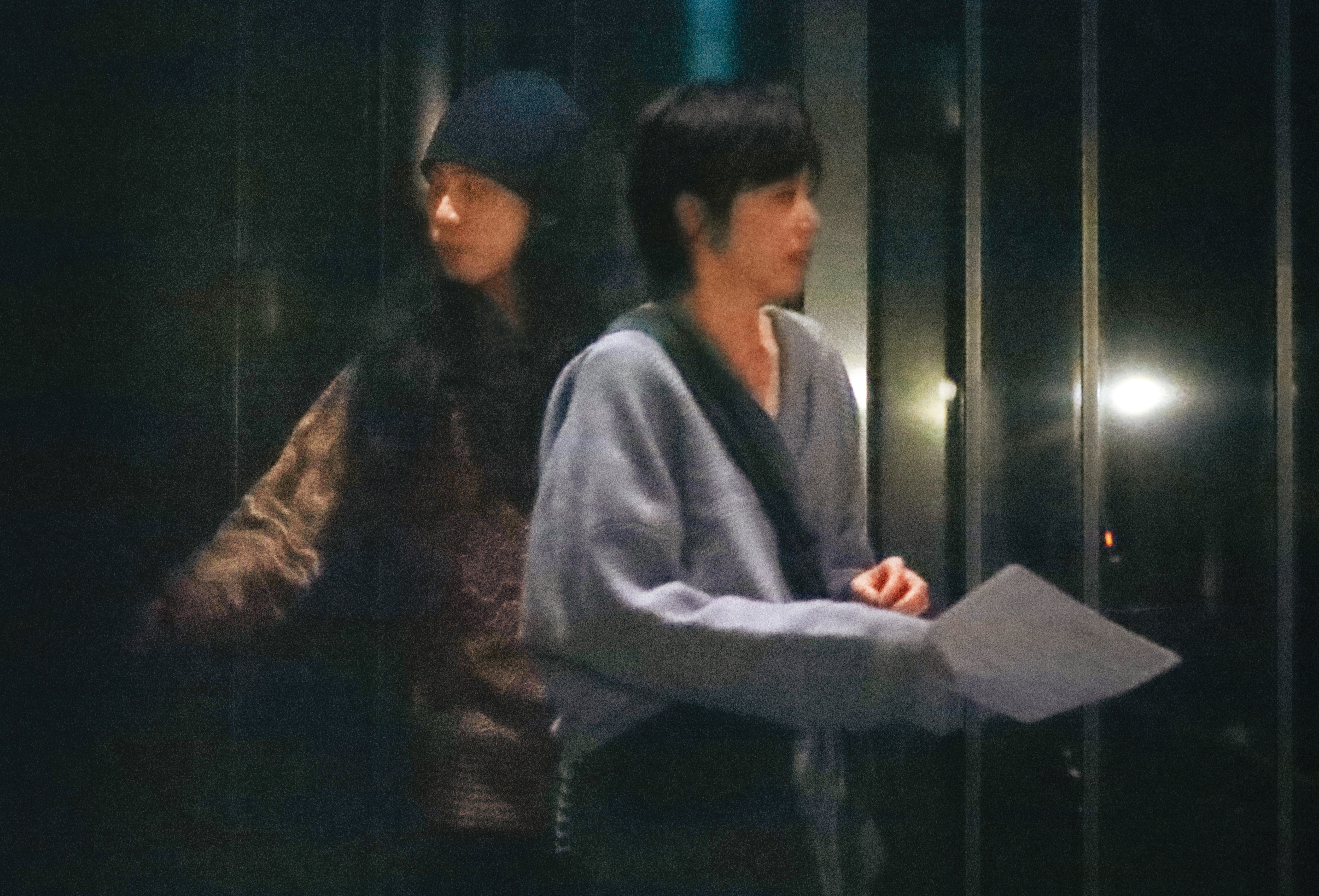 12/25 23：11，近3個小時後，王瞳與長髮男下樓、走出大門。