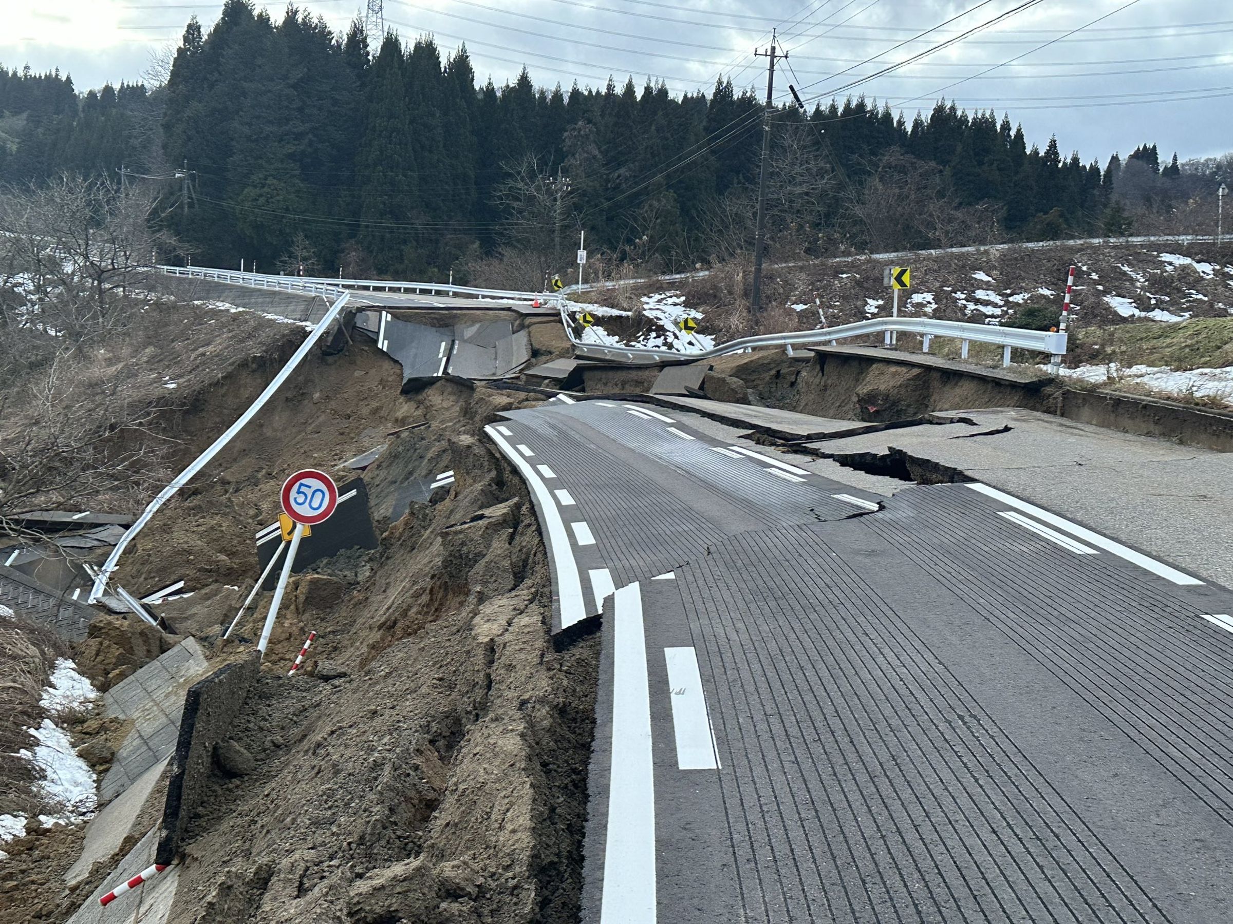日本石川縣今(1日)下午發生規模7.6強震,當地陸續傳出災情。(翻攝自X)